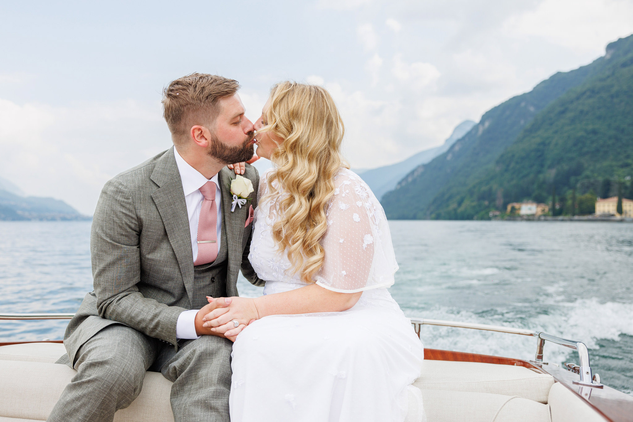 Destination Wedding Como Lake Sposi che si baciano in barca sul lago di como