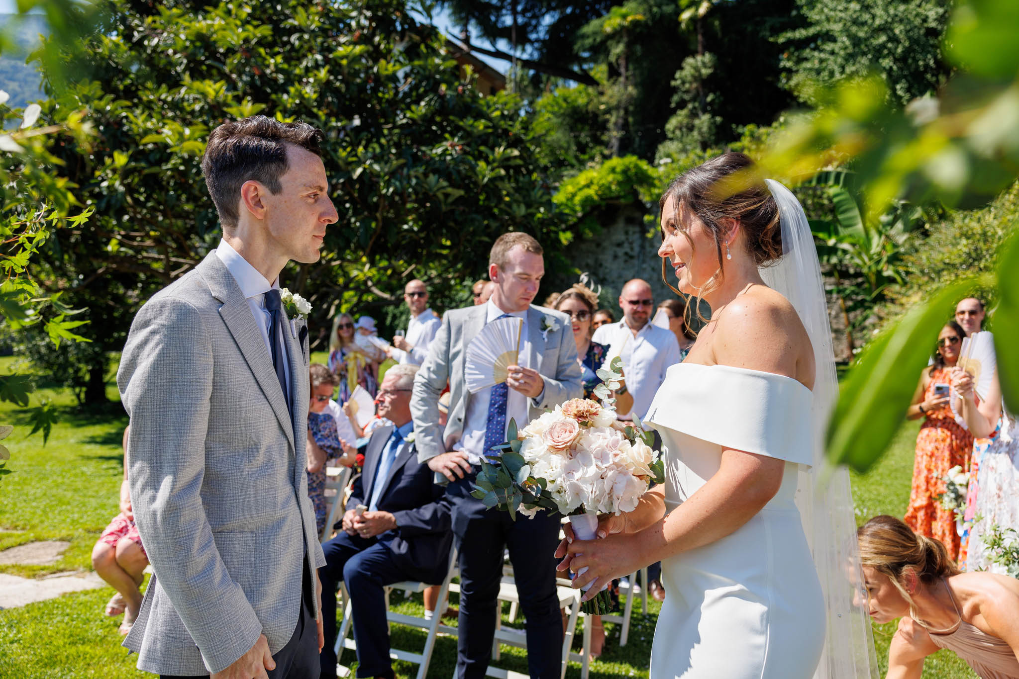 Destination Wedding Photographer Como Una sposa e uno sposo al loro matrimonio