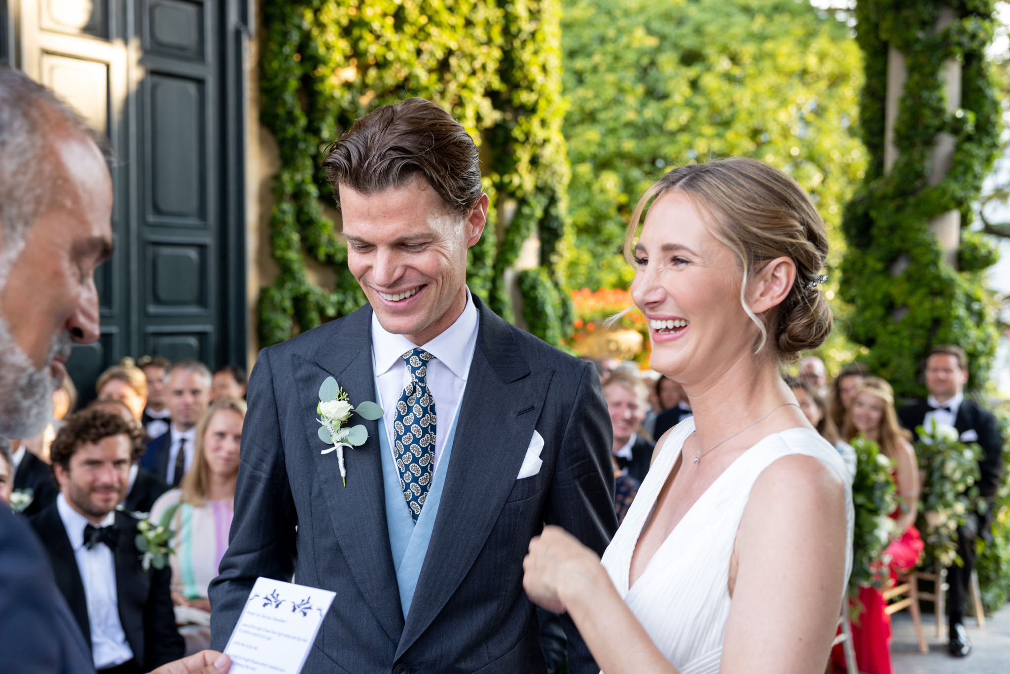 Destination Wedding Photographer Lake Como Una coppia di sposi che ridono il giorno del loro matrimonio