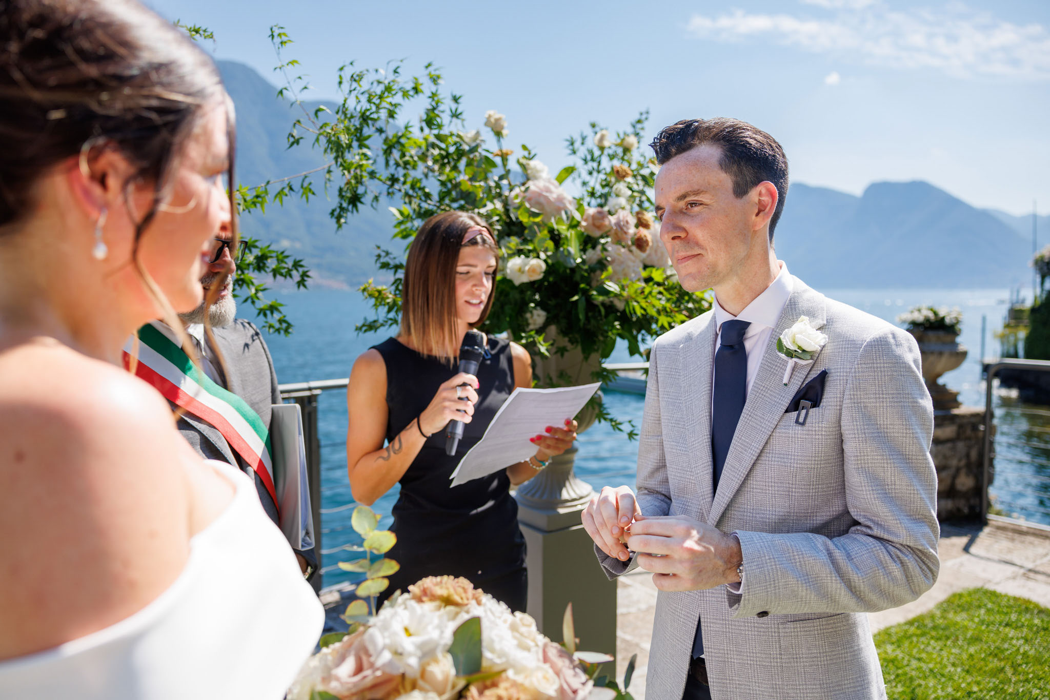 Destination Wedding Photographer Como Uno sposo con l'anello nuziale al suo matrimonio