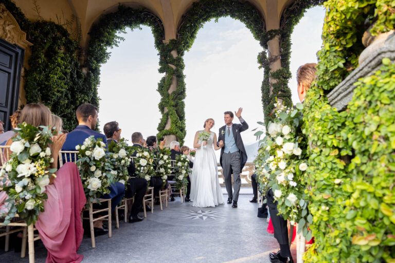 Gli sposi che camminano sulla navata dopo la cerimonia del loro matrimonio