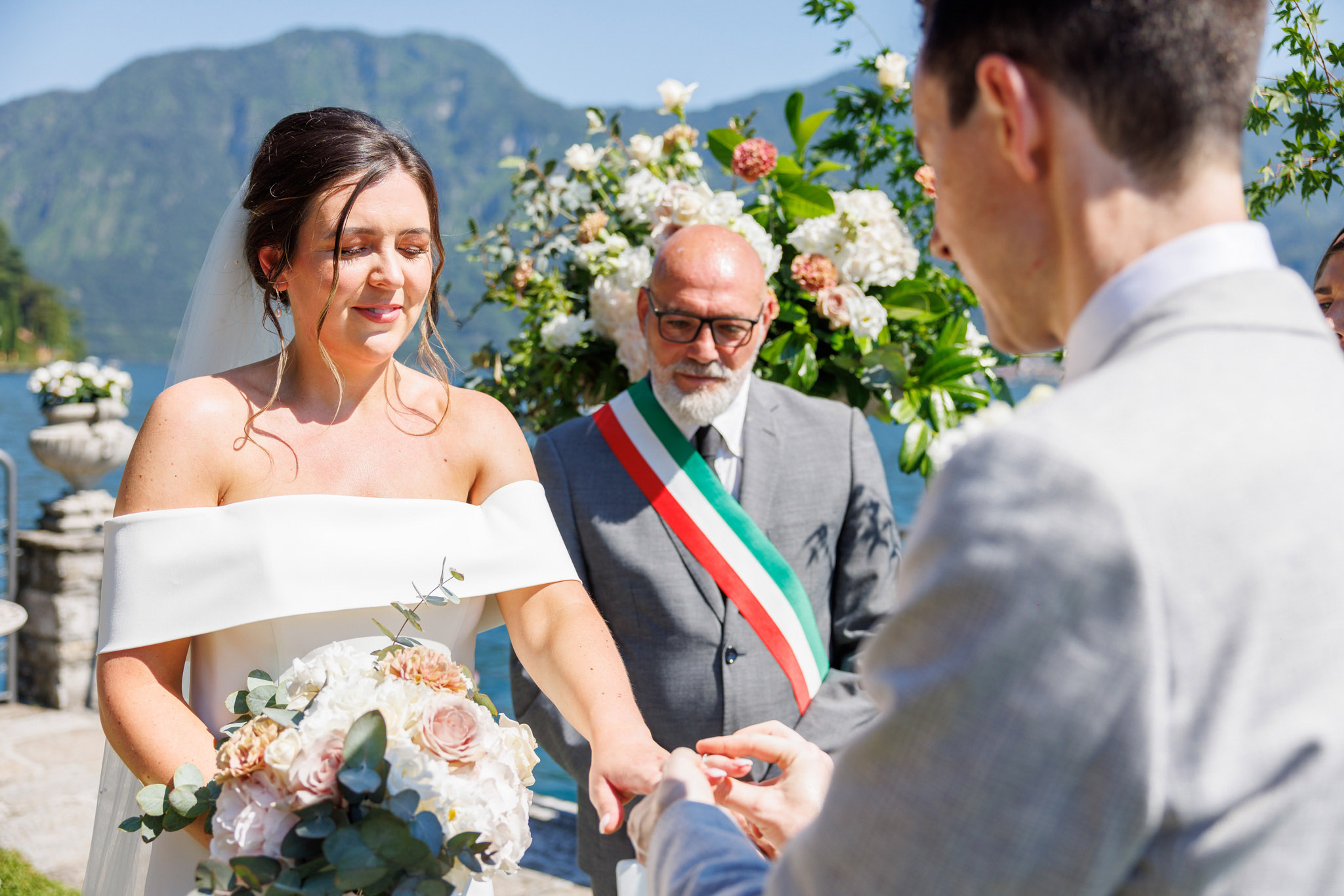 Destination Wedding Photographer Como Uno sposo che fa indossare l'anello alla sposa al suo matrimonio