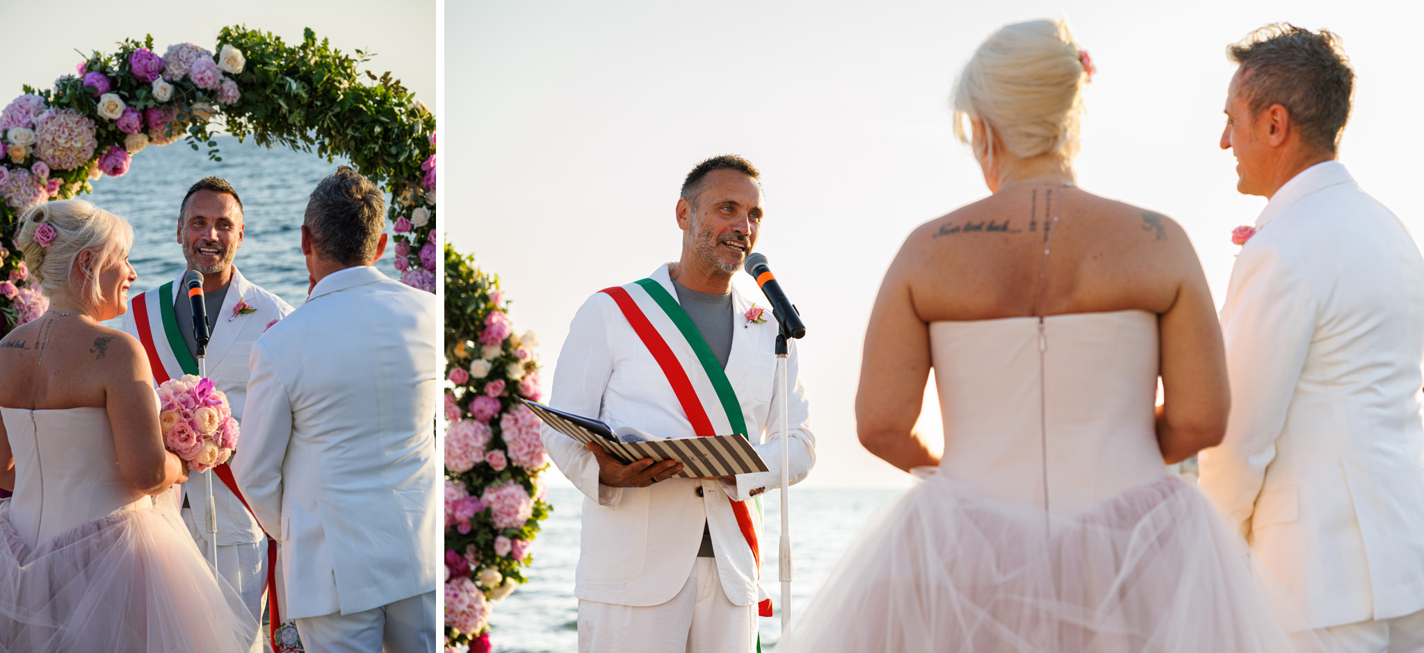 Destination Wedding Tuscany Un cerimoniere con gli sposi il giorno del loro matrimonio, durante la cerimonia sulla spiaggia