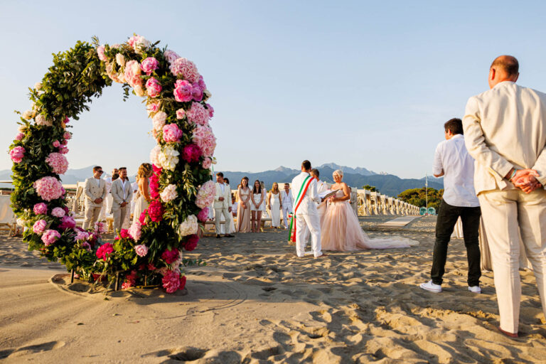 Scenario di un matrimonio sulla spiaggia in Toscana