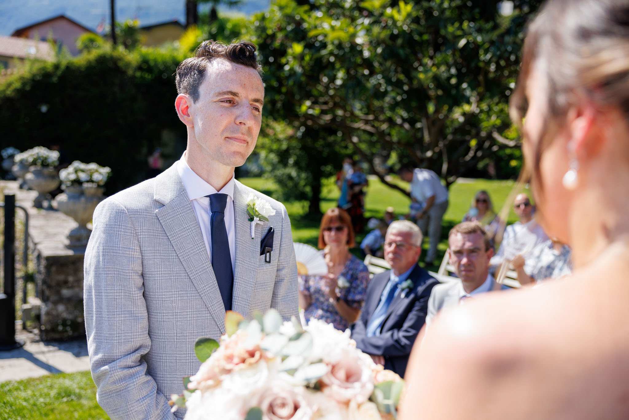 Destination Wedding Photographer Como Uno sposo che guarda la sposa al suo matrimonio