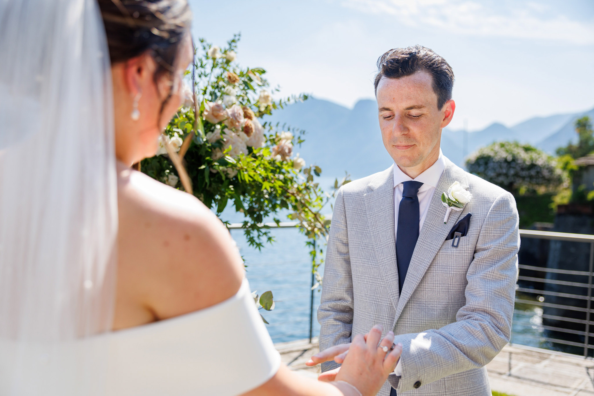 Destination Wedding Photographer Como Una sposa che fa indossare l'anello allo sposo al suo matrimonio