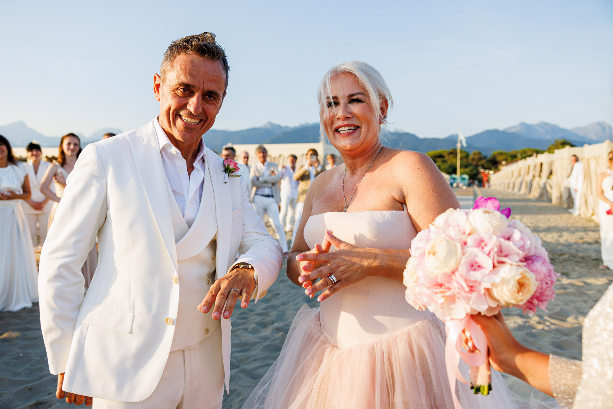 Destination Wedding Tuscany Una coppia di sposi emozionati il giorno del loro matrimonio durante la cerimonia