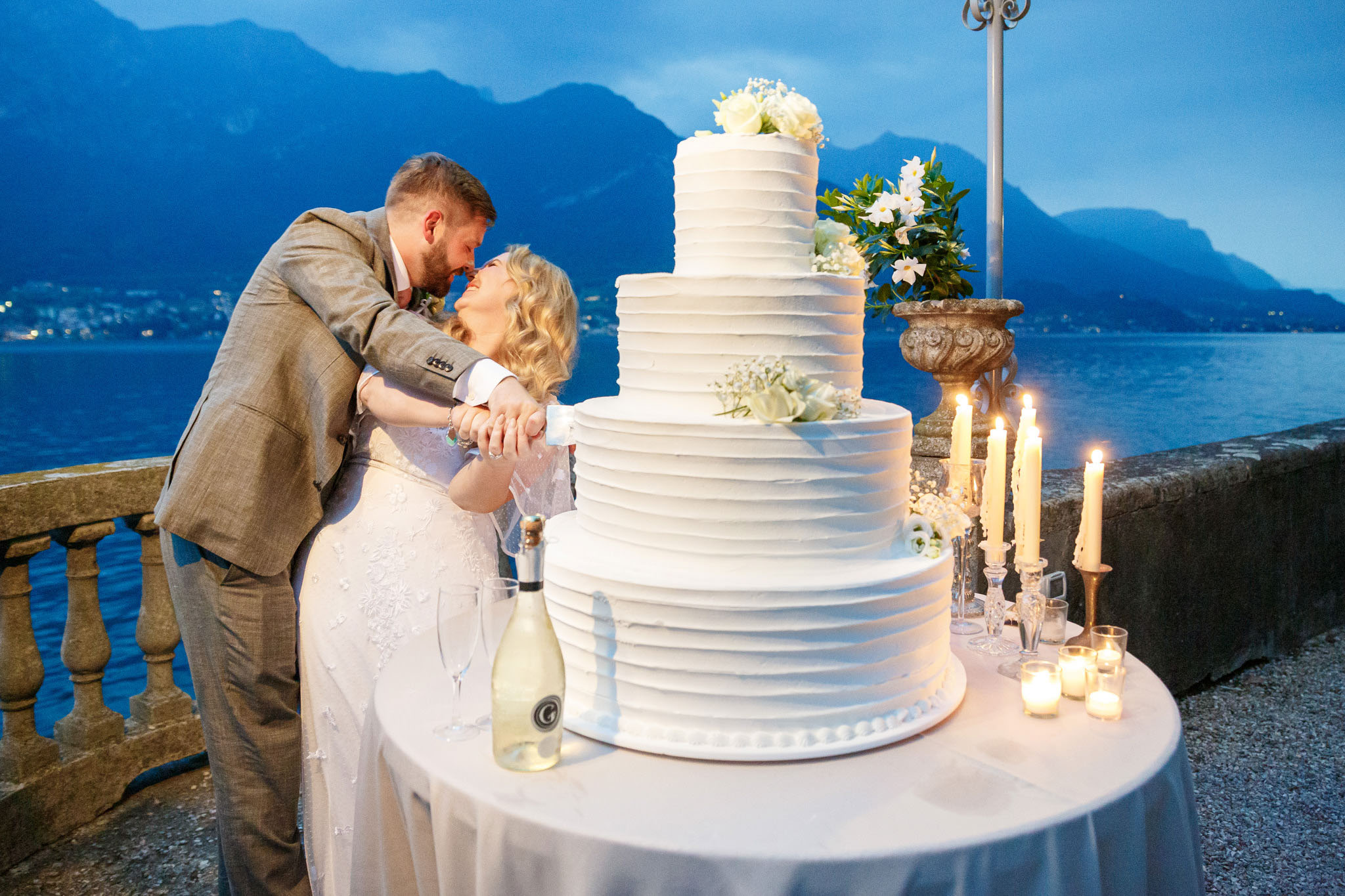 Destination Wedding Como Lake Sposo e sposa che tagliano la torta nuziale al loro matrimonio