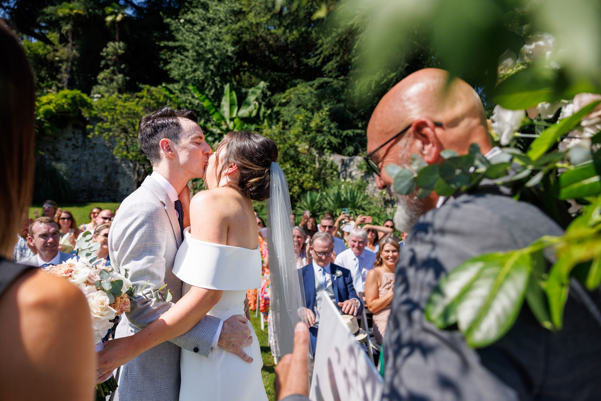 Destination Wedding Photographer Como Una coppia di sposi che si baciano al loro matrimonio