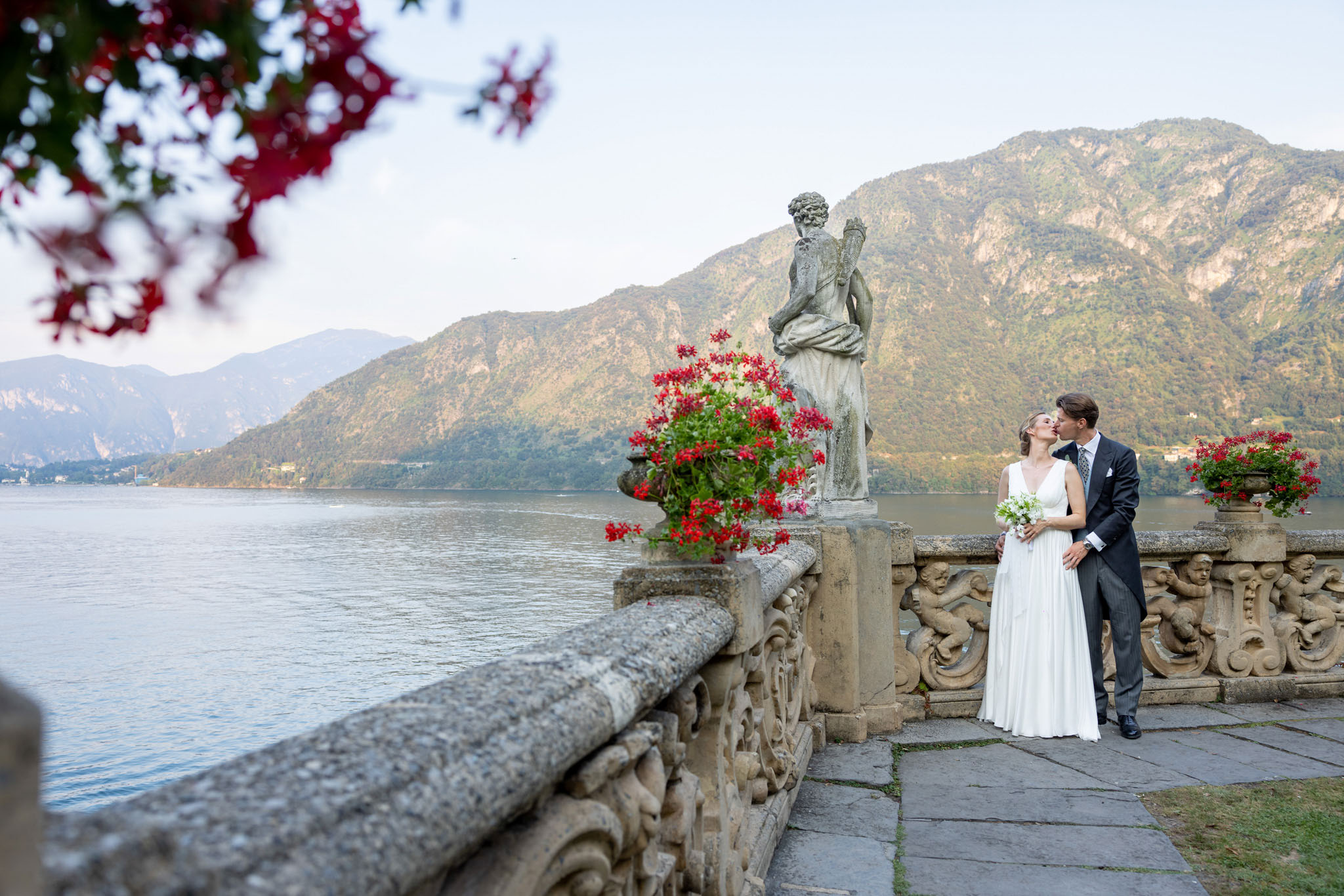 Destination Wedding Photographer Lake Como Gli sposi che si baciano nel giardino di una villa sul lago di Como