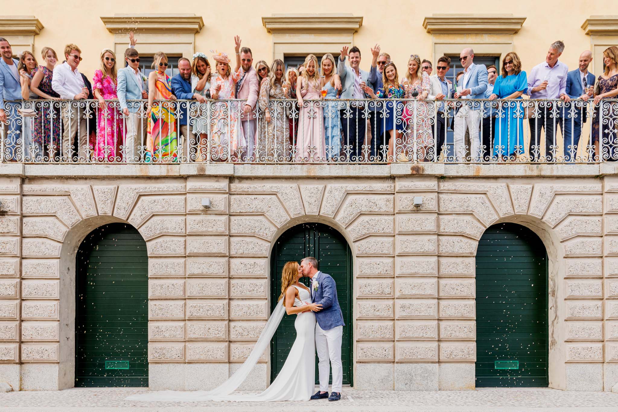 Destination Wedding Photographer Como Lake Gli sposi che si baciano in barca sul lago di como al loro matrimonio
