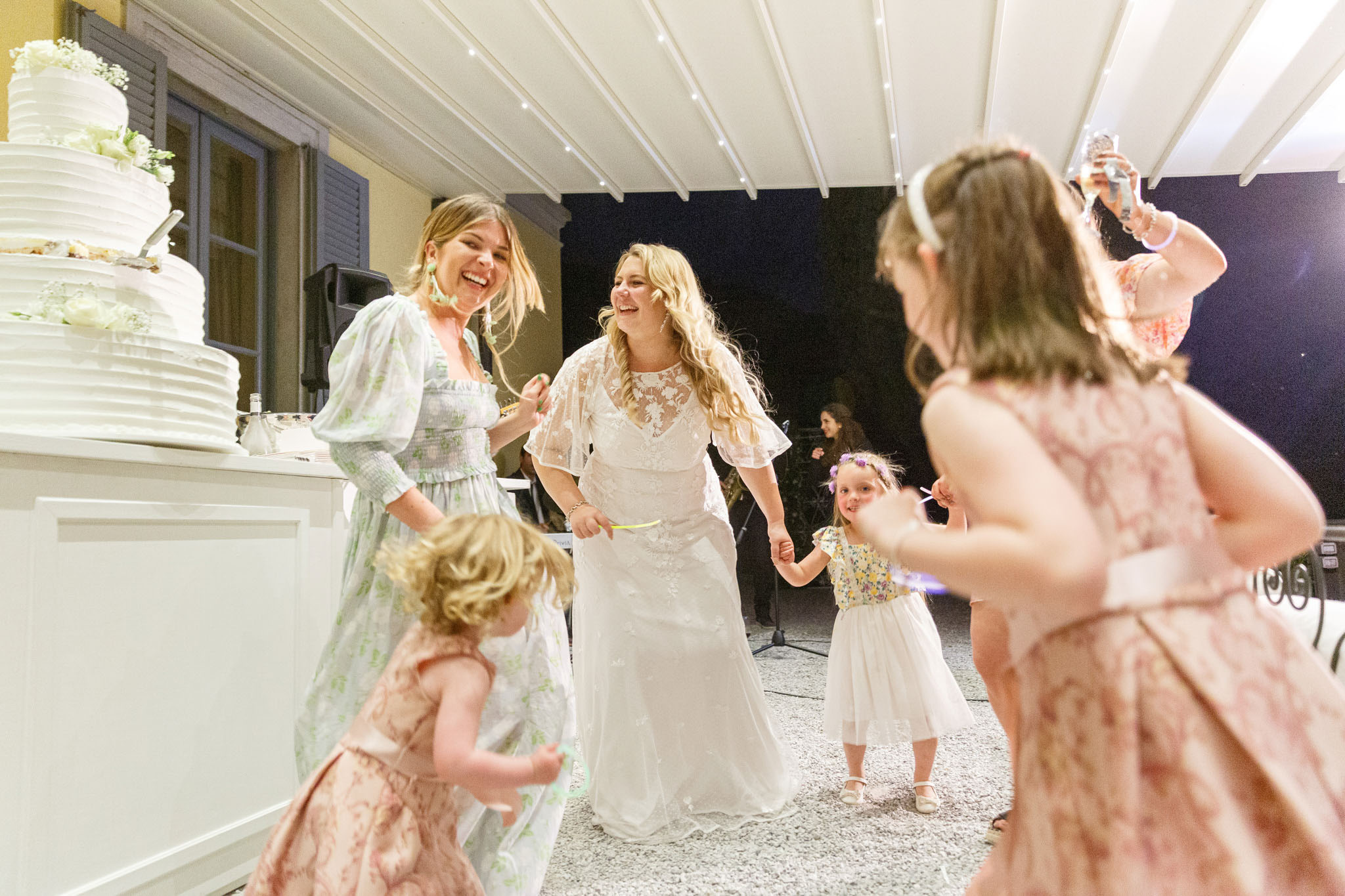 Destination Wedding Como Lake Sposa insieme ad invitati che danzano al suo matrimonio