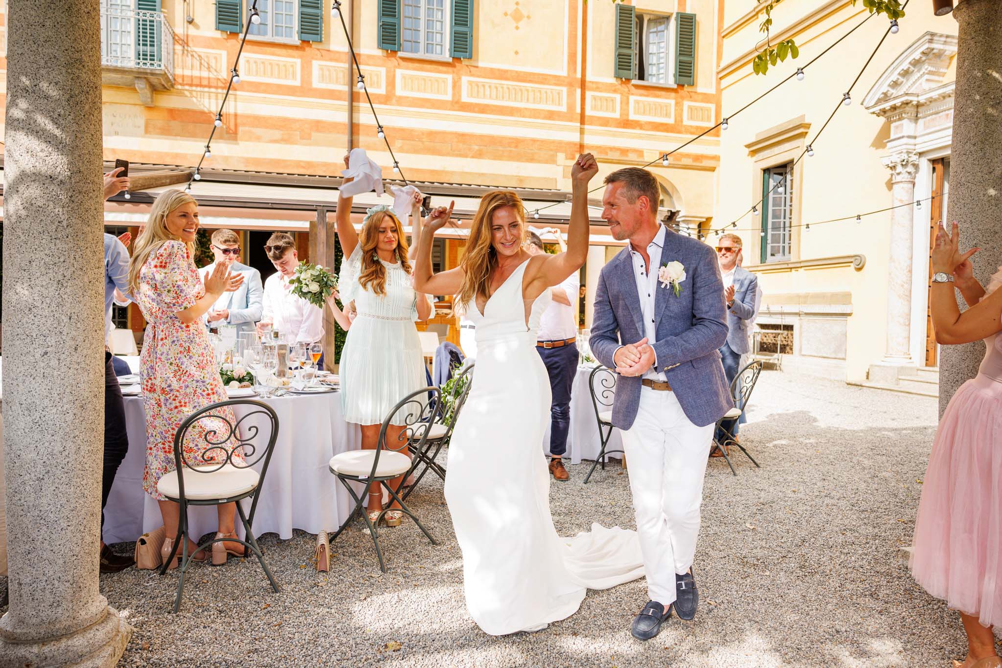 Destination Wedding Photographer Como Lake Gli sposi che si baciano in barca sul lago di como al loro matrimonio