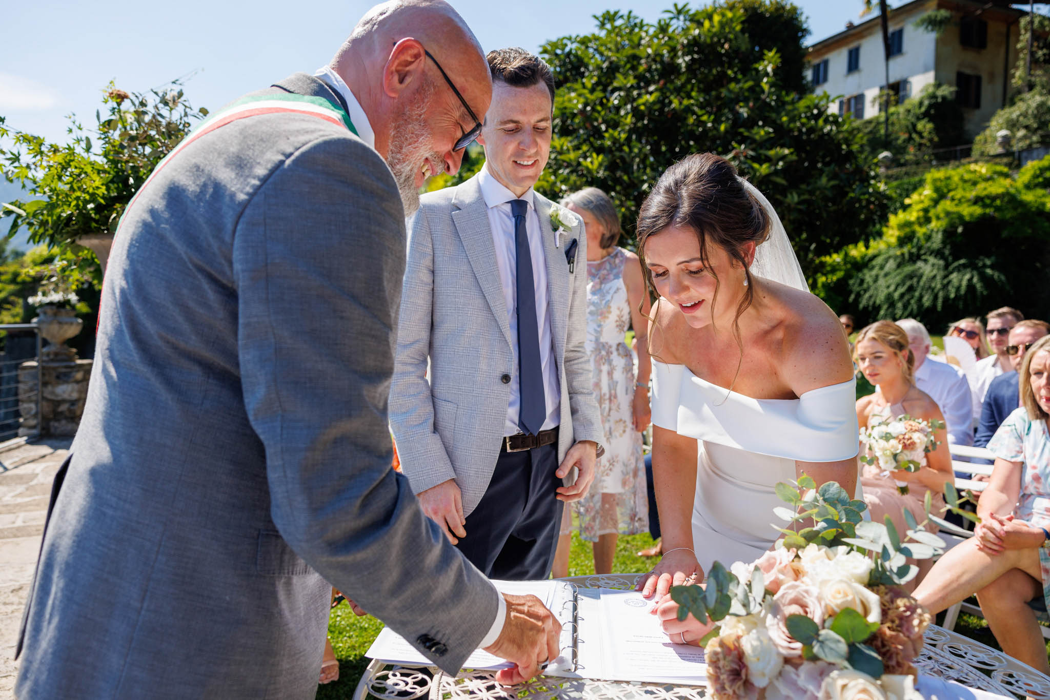 Destination Wedding Photographer Como Una sposa che firma la dichiarazione del suo matrimonio