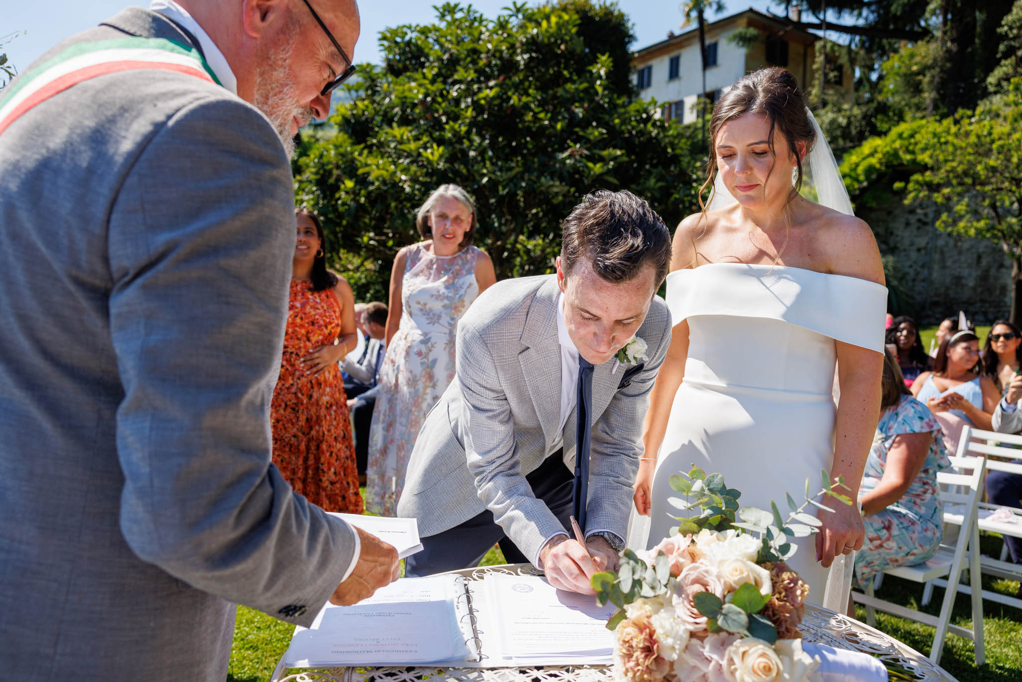 Destination Wedding Photographer Como Uno sposo che firma la dichiarazione del suo matrimonio