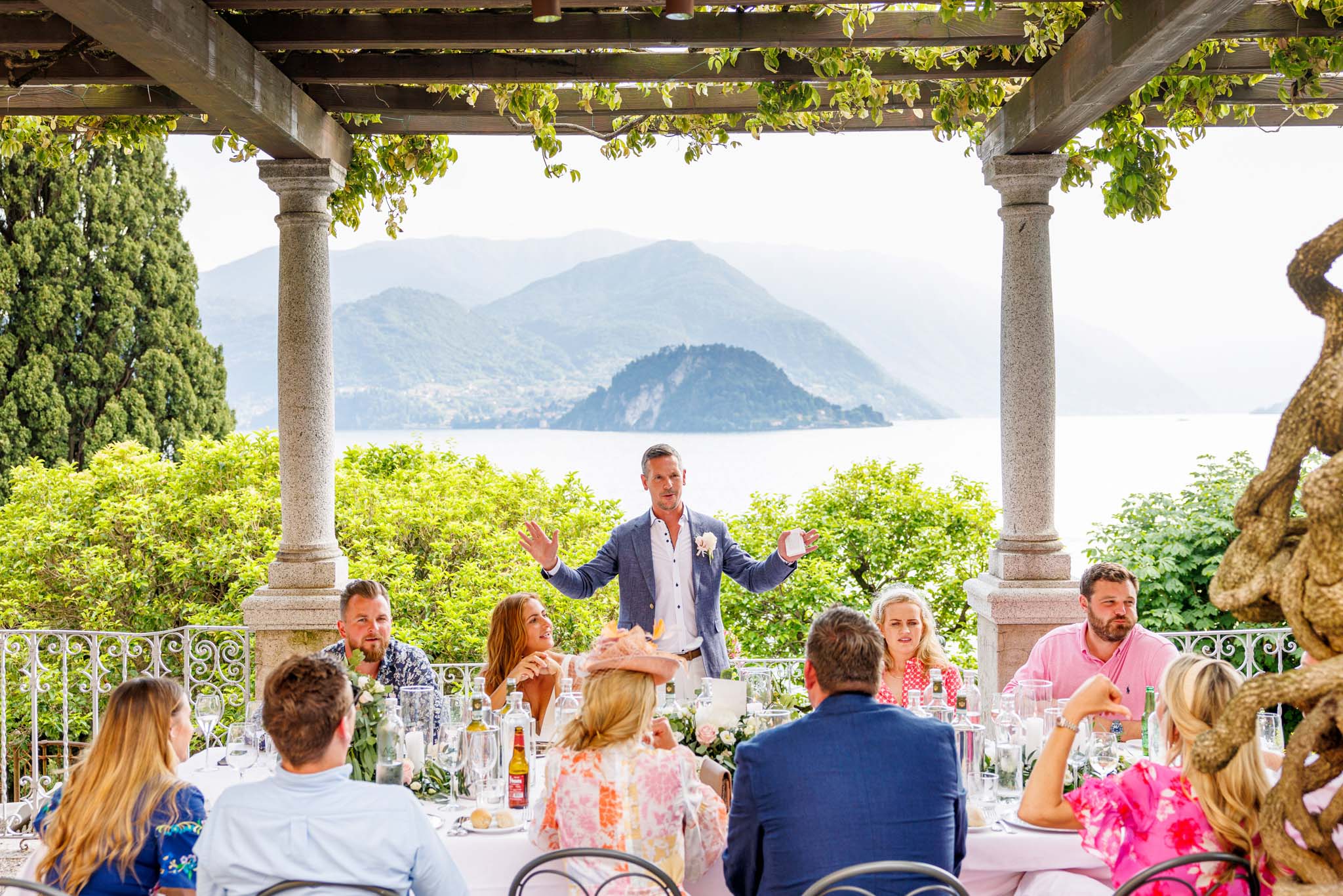 Destination Wedding Photographer Como Lake Gli sposi che si baciano in barca sul lago di como al loro matrimonio
