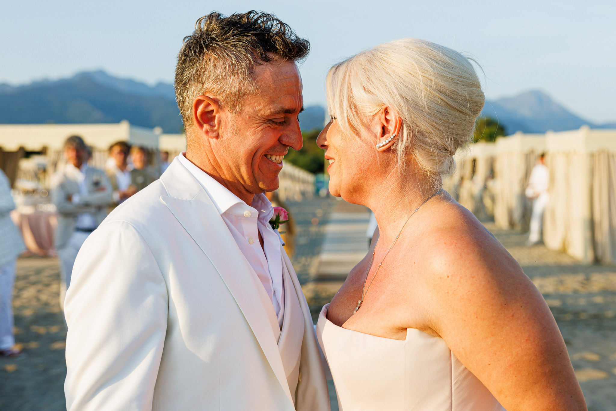 Destination Wedding Tuscany Gli sposi che si baciano durante la cerimonia del loro matrimonio