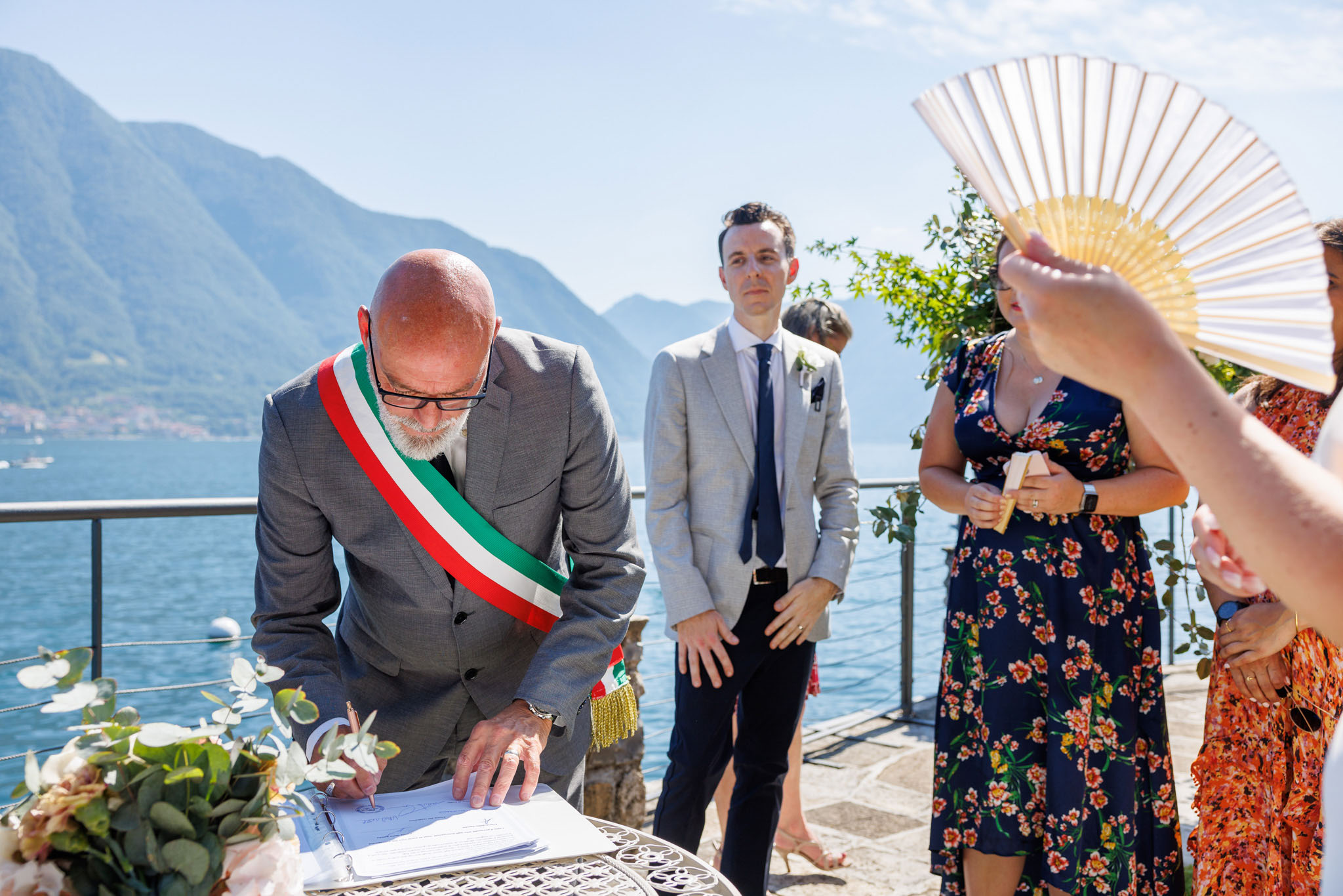 Destination Wedding Photographer Como Il cerimoniere che firma la dichiarazione di matrimonio sul lago di Como