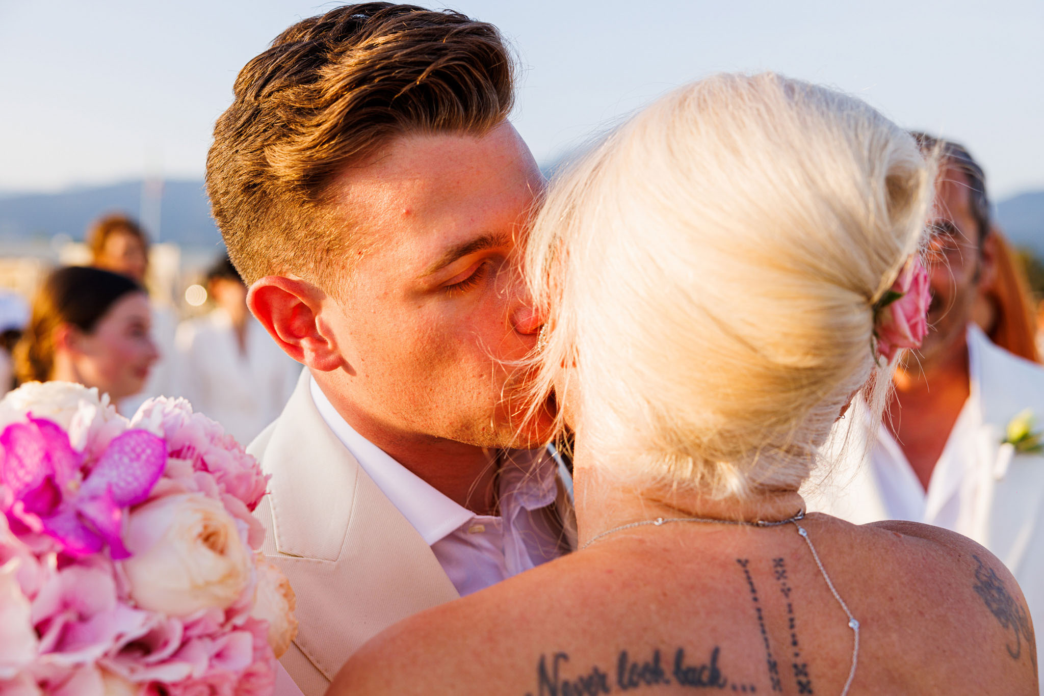 Destination Wedding Tuscany Un invitato che saluta la sposa il giorno del suo matrimonio