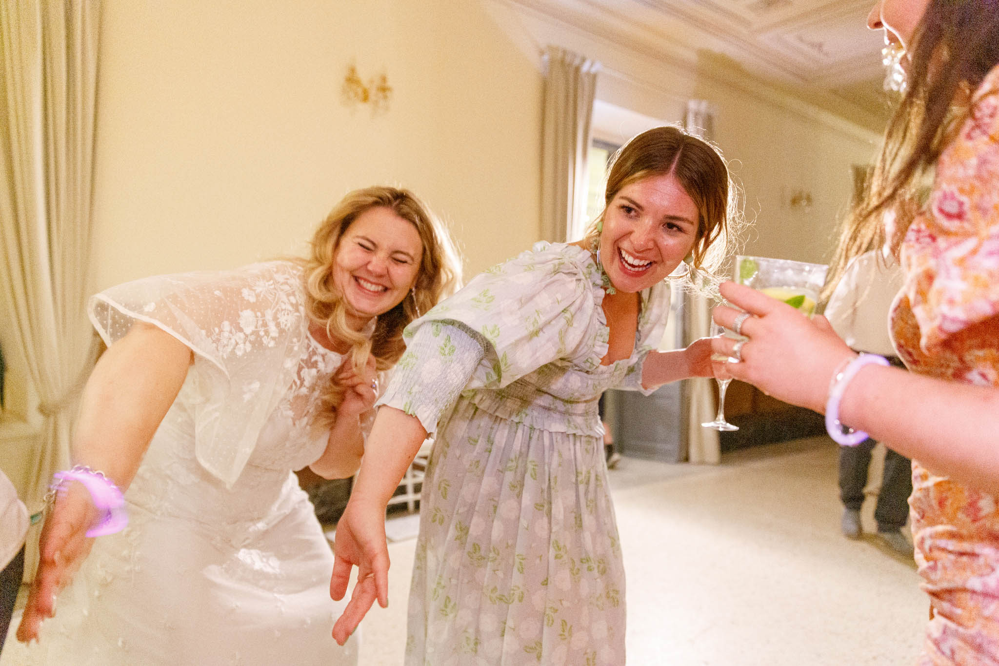Destination Wedding Como Lake Sposa e damigella che danzano