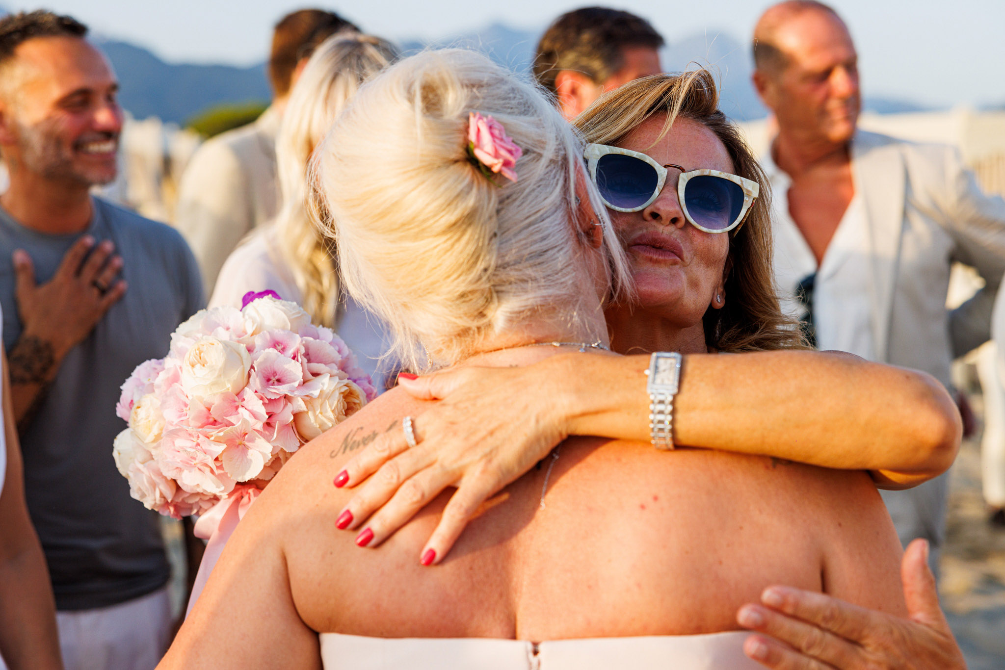 Destination Wedding Tuscany Un invitato che saluta la sposa il giorno del suo matrimonio