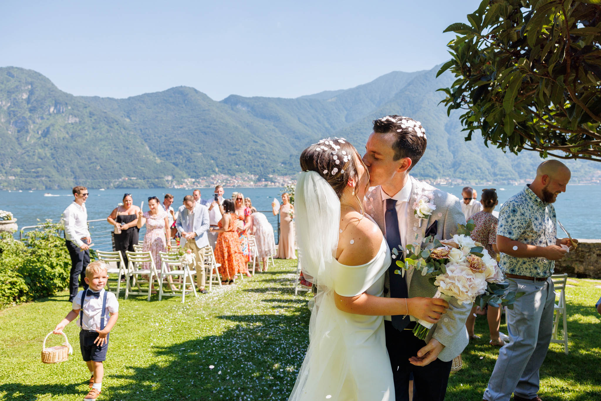 Destination Wedding Photographer Como Gli sposi che si baciano al loro matrimonio