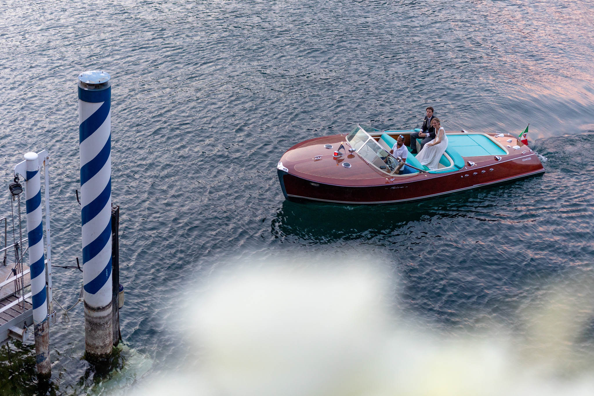 Destination Wedding Photographer Lake Como Barca con gli sposi sul lago di Como