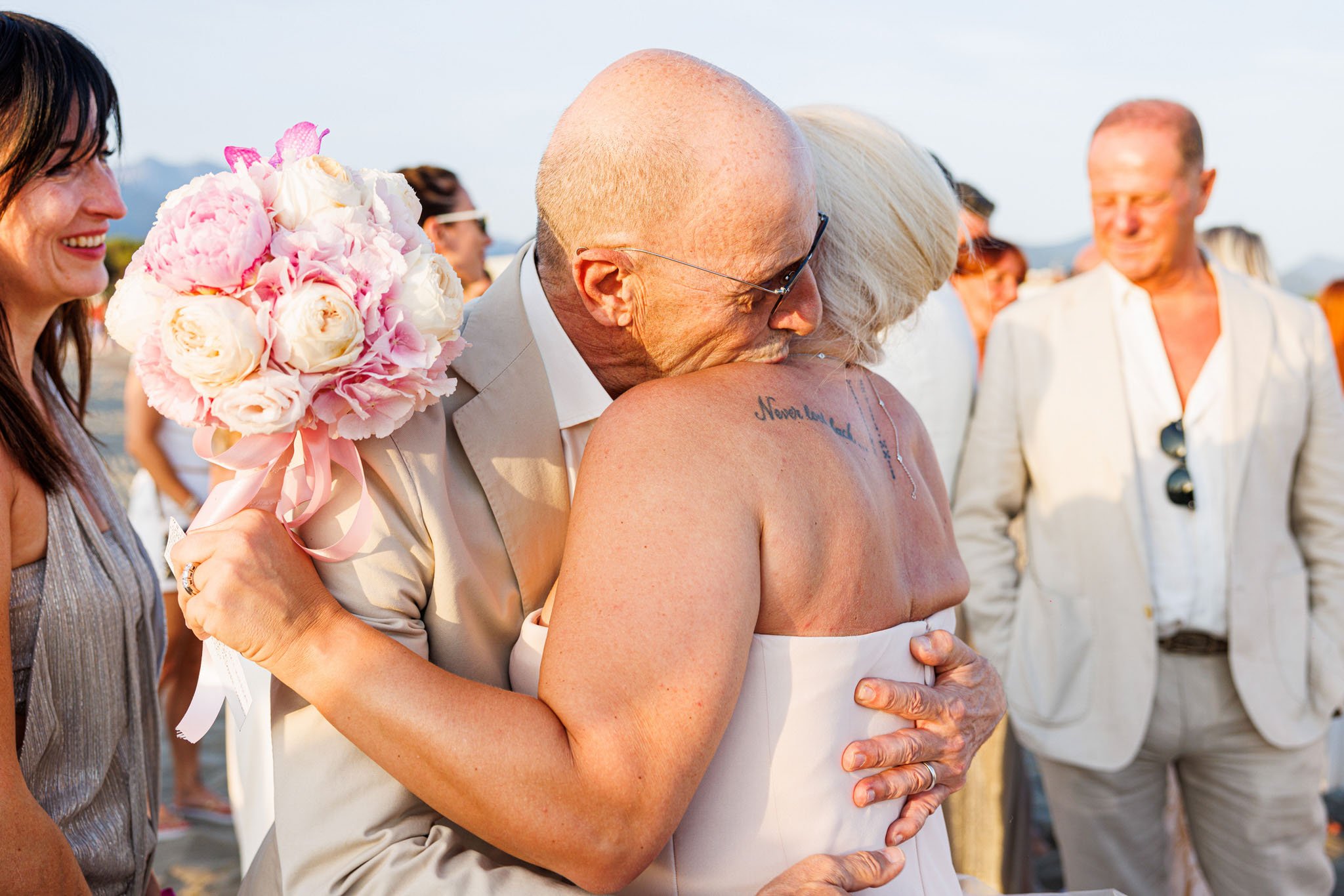 Destination Wedding Tuscany Un invitato che saluta la sposa il giorno del suo matrimonio