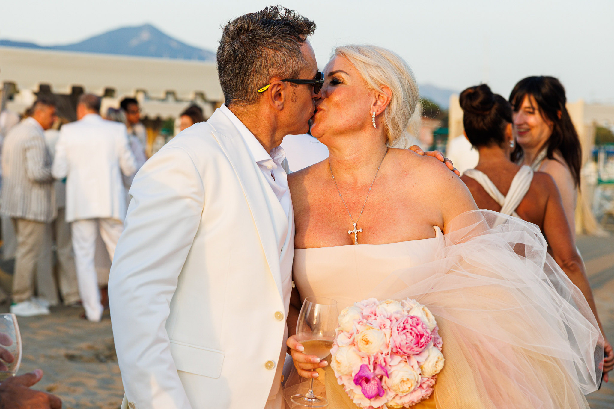 Destination Wedding Tuscany Gli sposi che si baciano durante la cerimonia del loro matrimonio