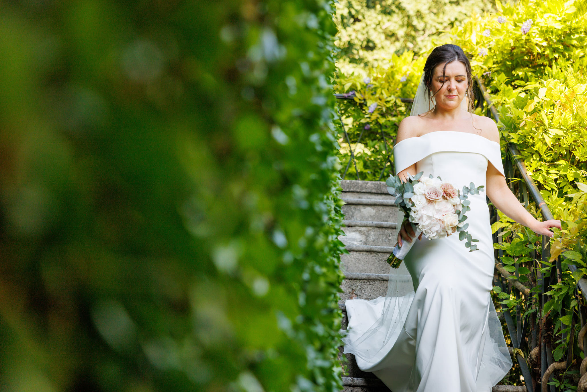 Destination Wedding Photographer Como Una sposa che scende le scale al suo matrimonio