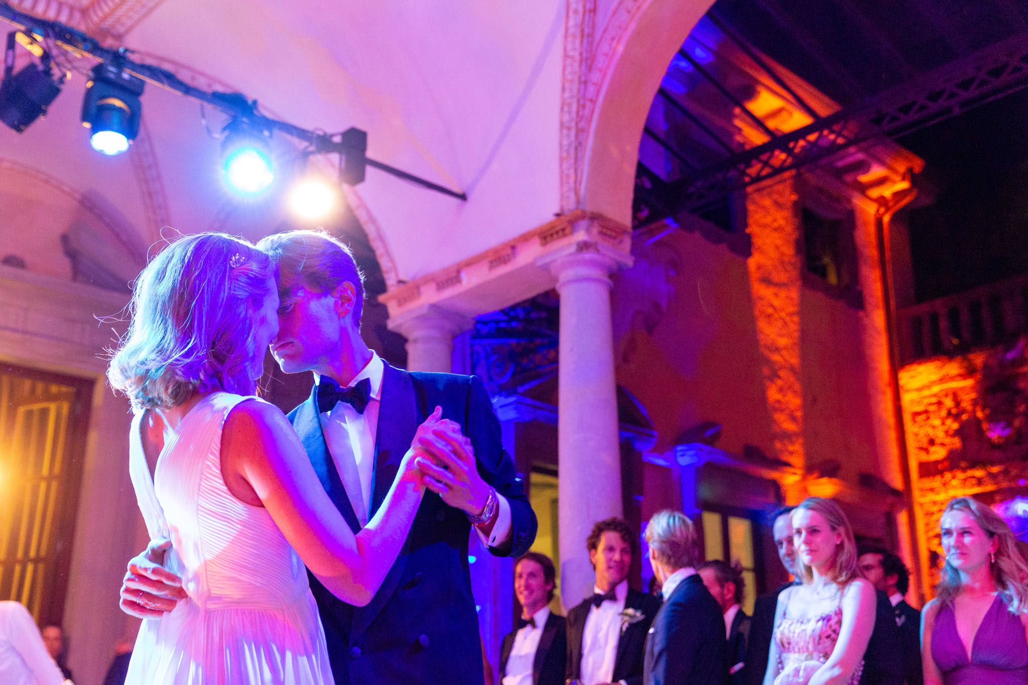 Destination Wedding Photographer Lake Como Una coppia di sposi che ballano il giorno del loro matrimonio
