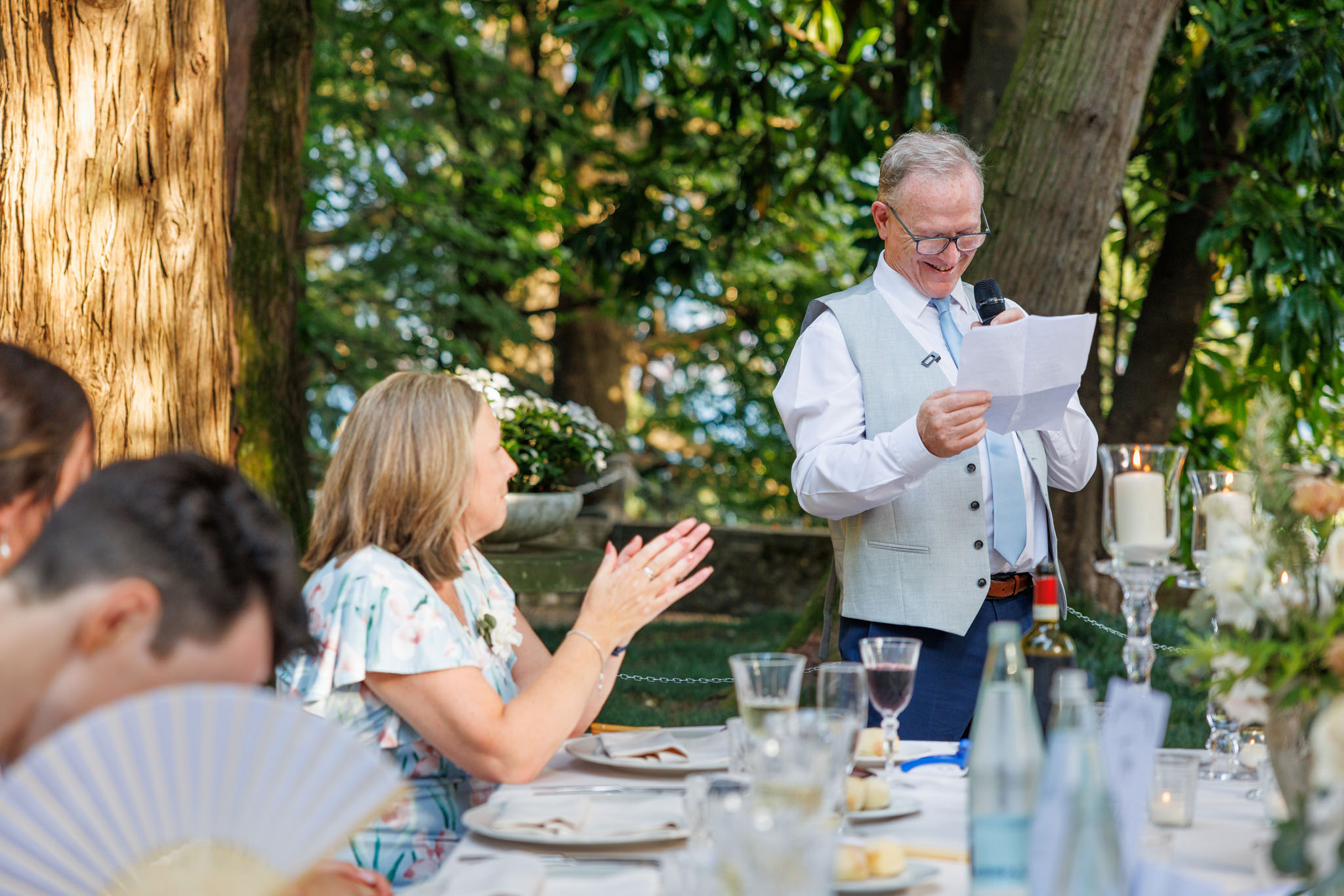 Destination Wedding Photographer Como Il padre che fa un discorso al matrimonio della figlia
