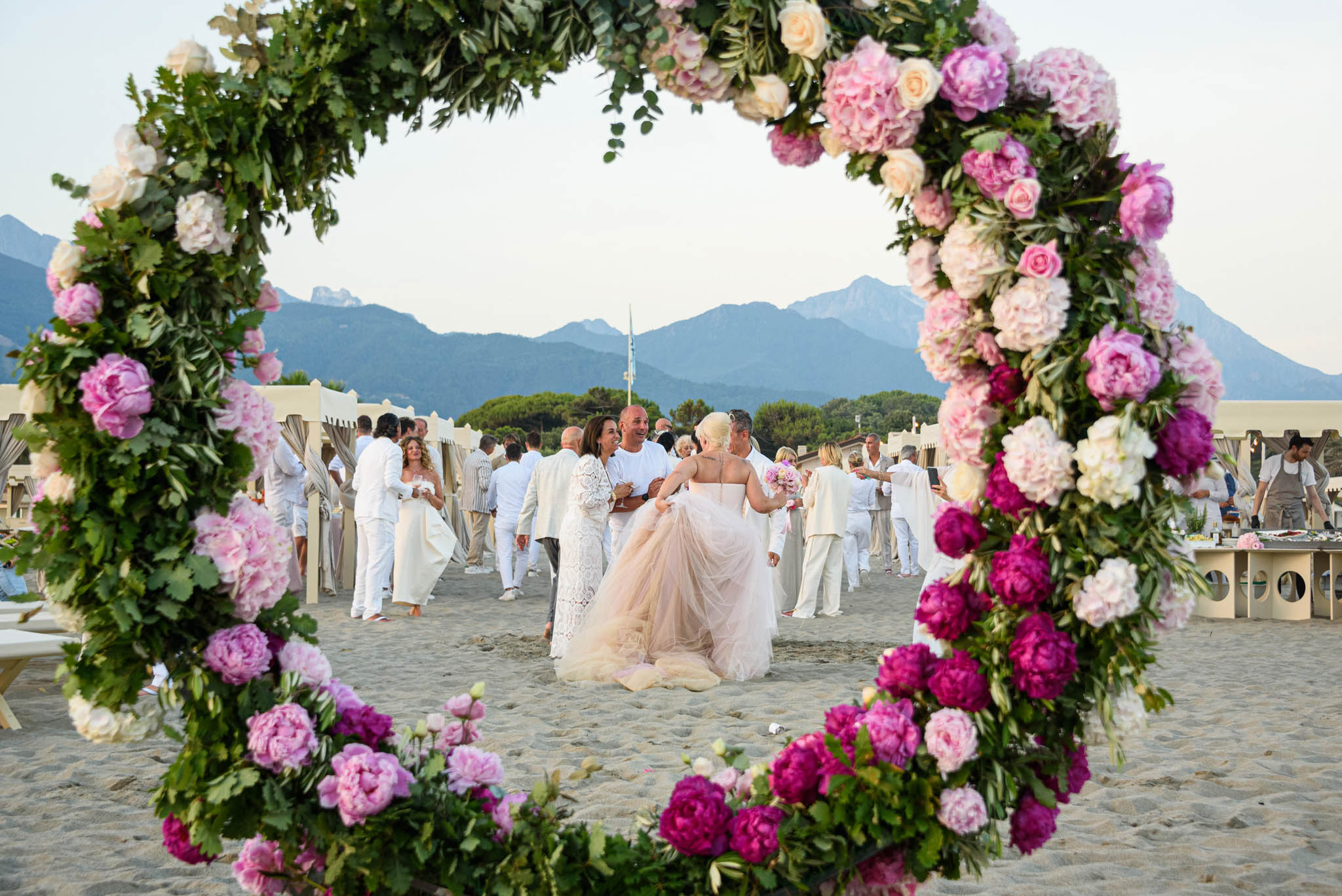 Destination Wedding Tuscany Decorazione con sposi su spiaggia il giorno del loro matrimonio