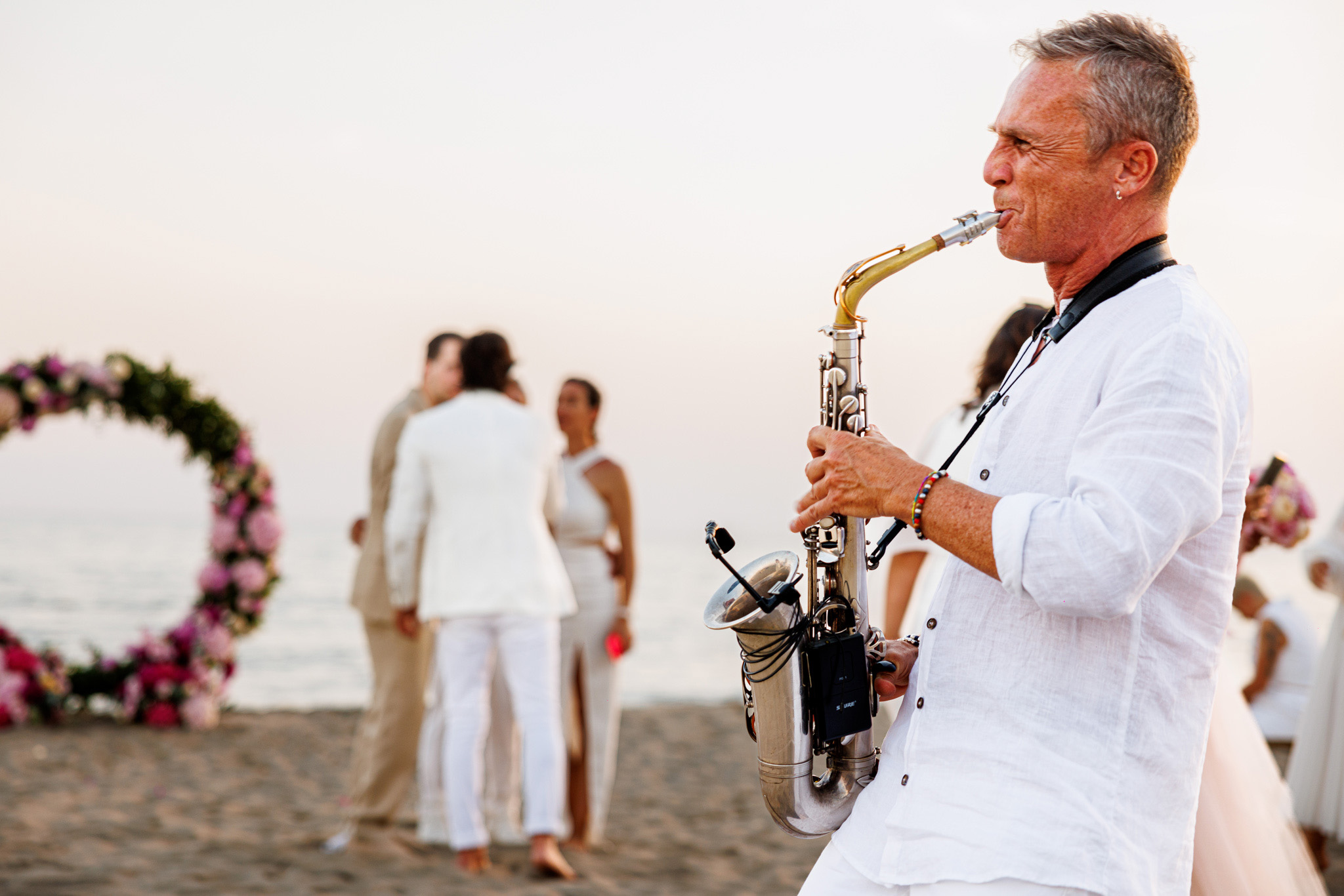 Destination Wedding Tuscany Sassofonista che suona ad un matrimonio sulla spiaggia