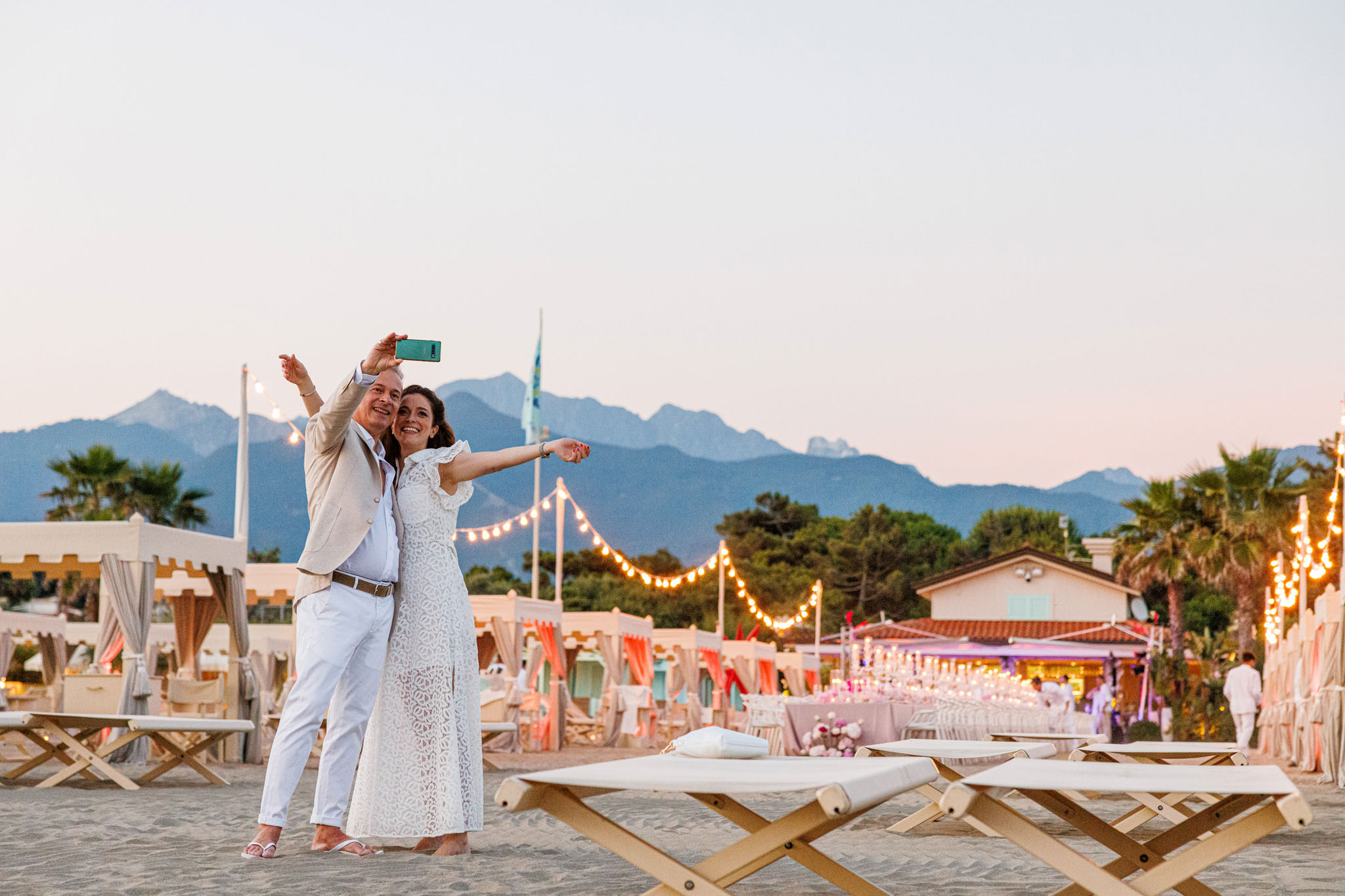 Destination Wedding Tuscany Invitati ad un matrimonio che si scattano una foto sulla spiaggia
