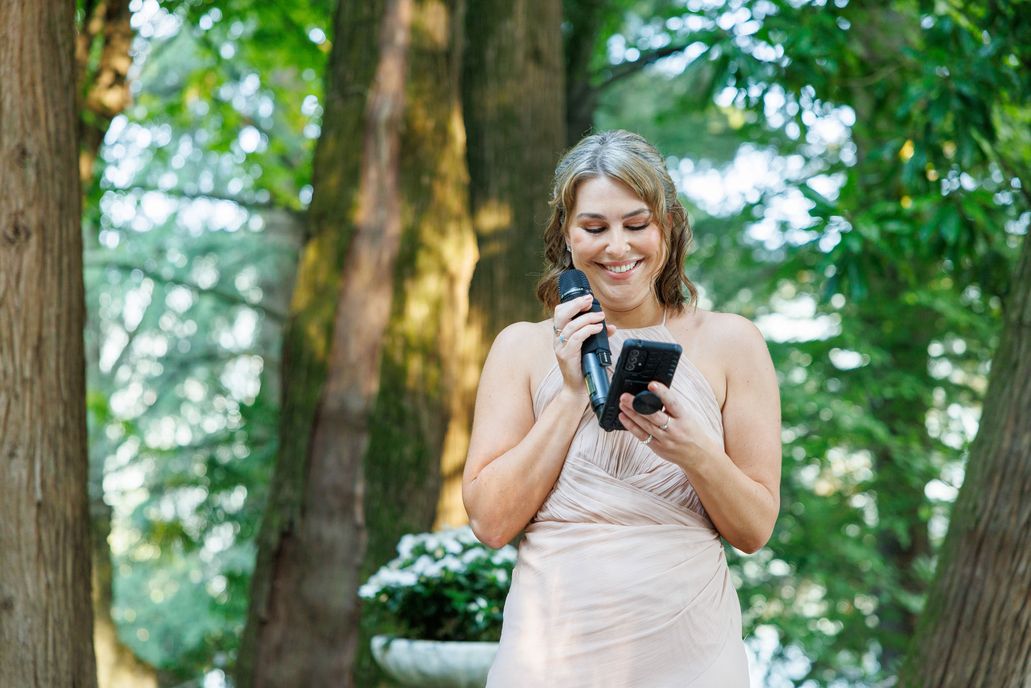 Destination Wedding Photographer Como Una damigella che fa il discorso di nozze ad un matrimonio
