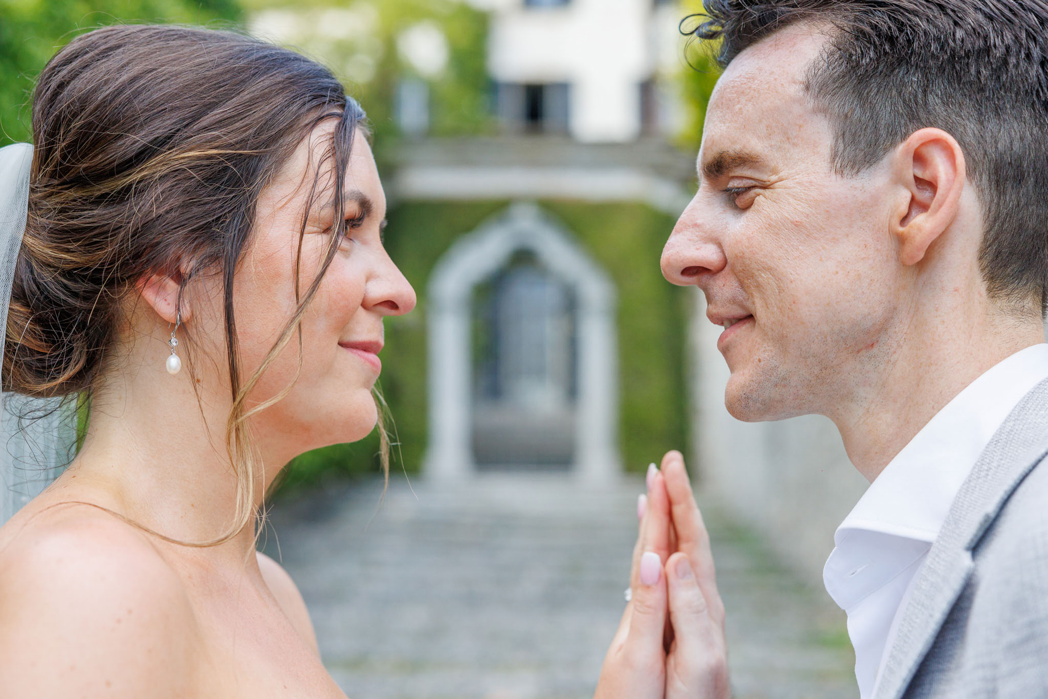 Destination Wedding Photographer Como Uno sposo e una sposa che si guardano innamorati