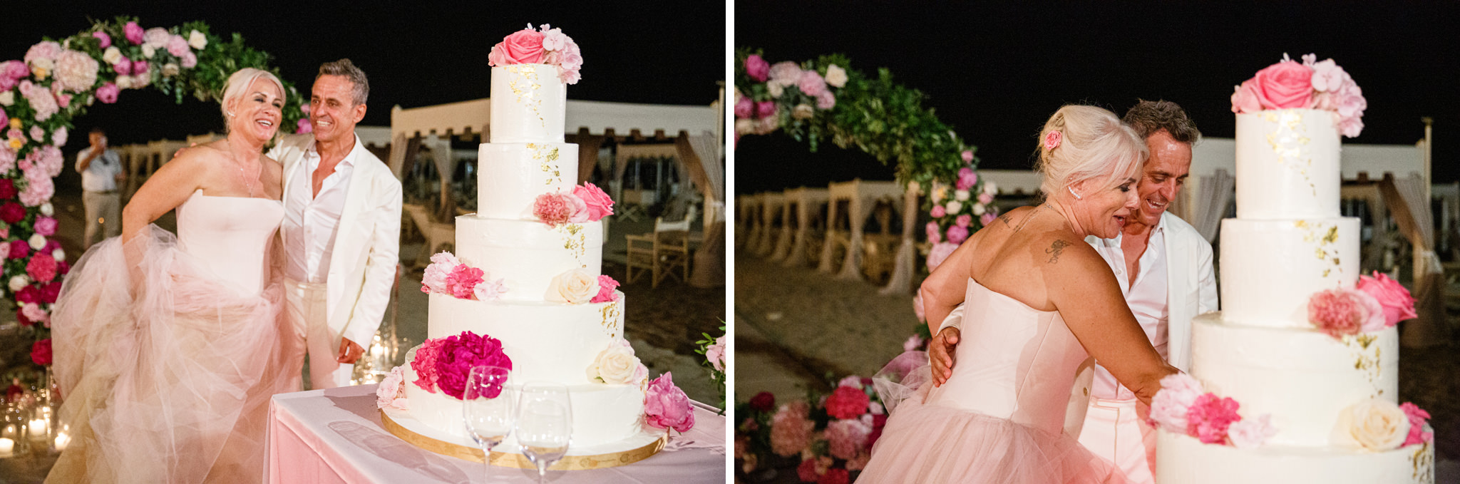 Destination Wedding Tuscany Gli sposi che tagliano la torta nuziale del loro matrimonio sulla spiaggia