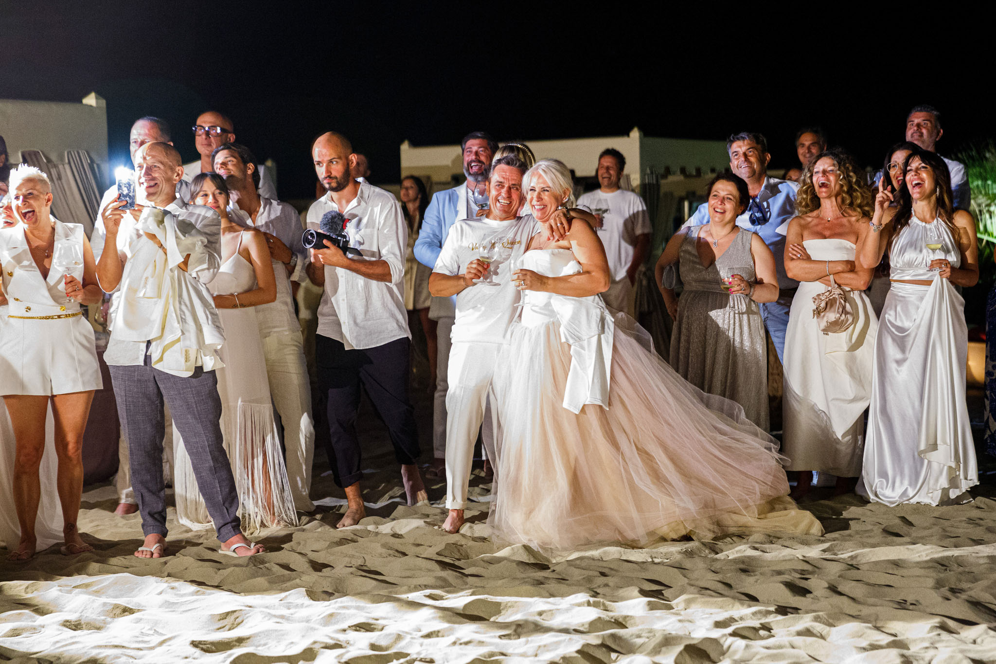 Destination Wedding Tuscany Gli sposi insieme ai loro invitati che si divertono durante il loro matrimonio