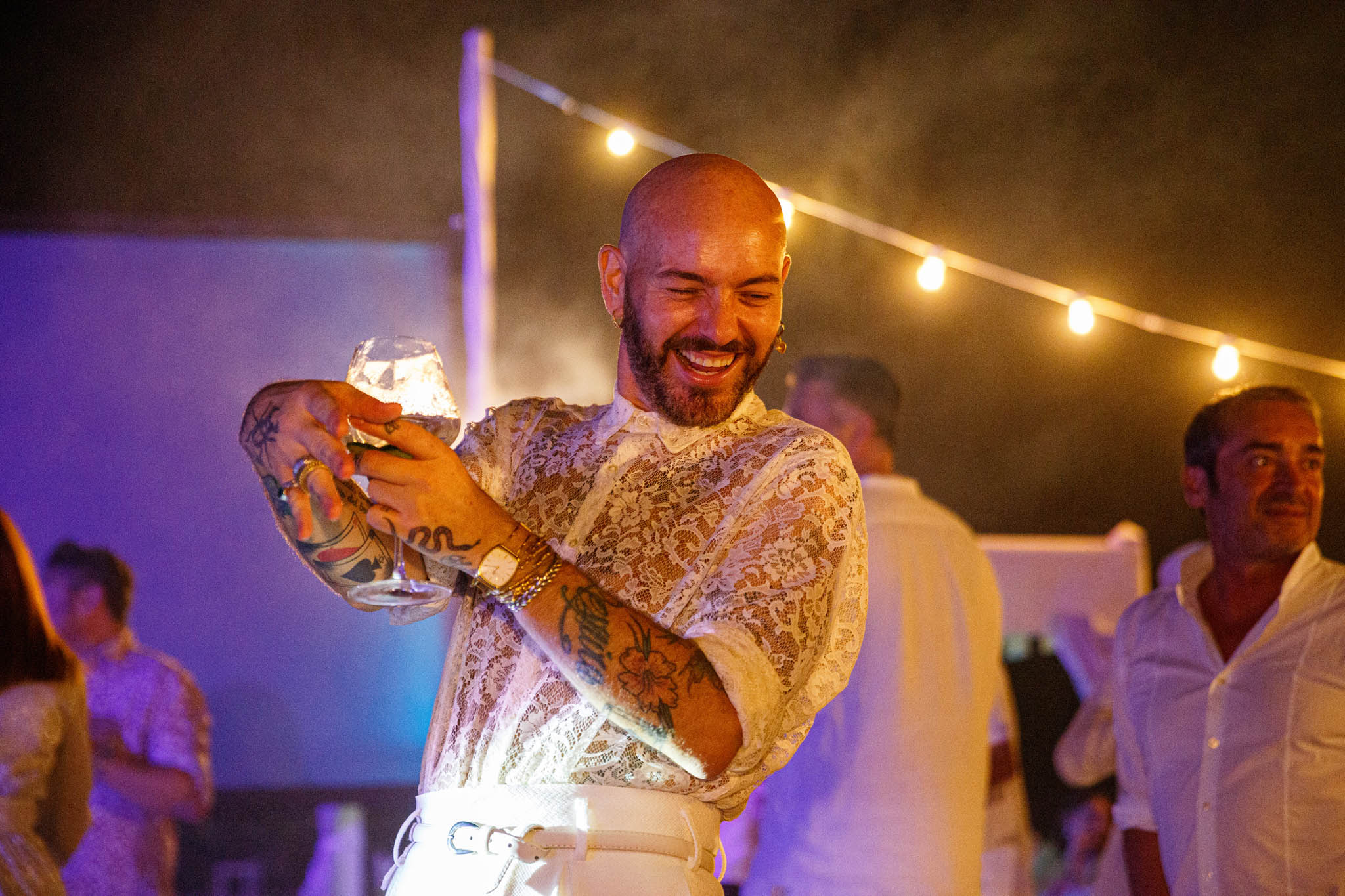 Destination Wedding Tuscany Un uomo che si diverte durante un matrimonio