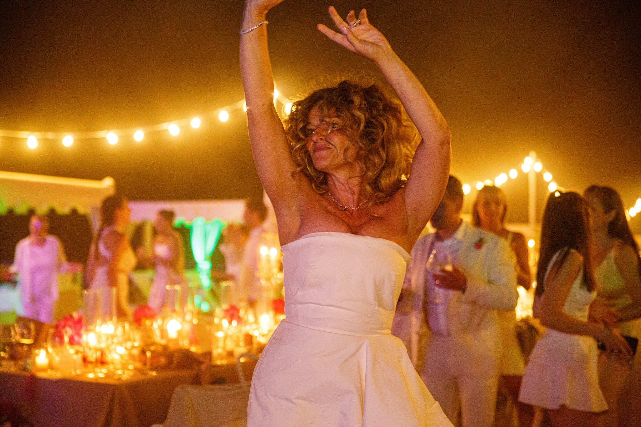 Destination Wedding Tuscany Una donna che si diverte durante un matrimonio
