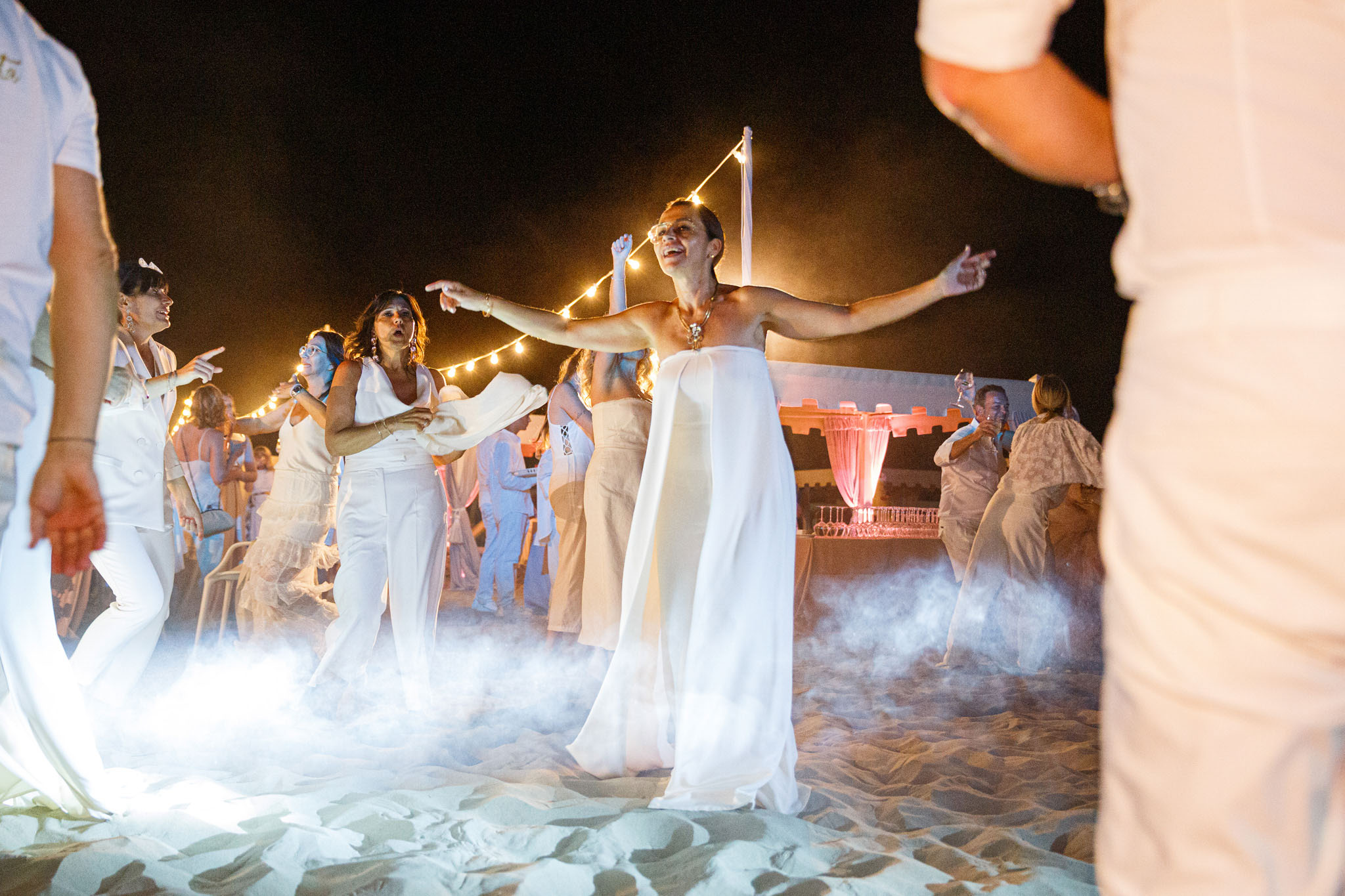 Destination Wedding Tuscany Una donna che si diverte durante un matrimonio
