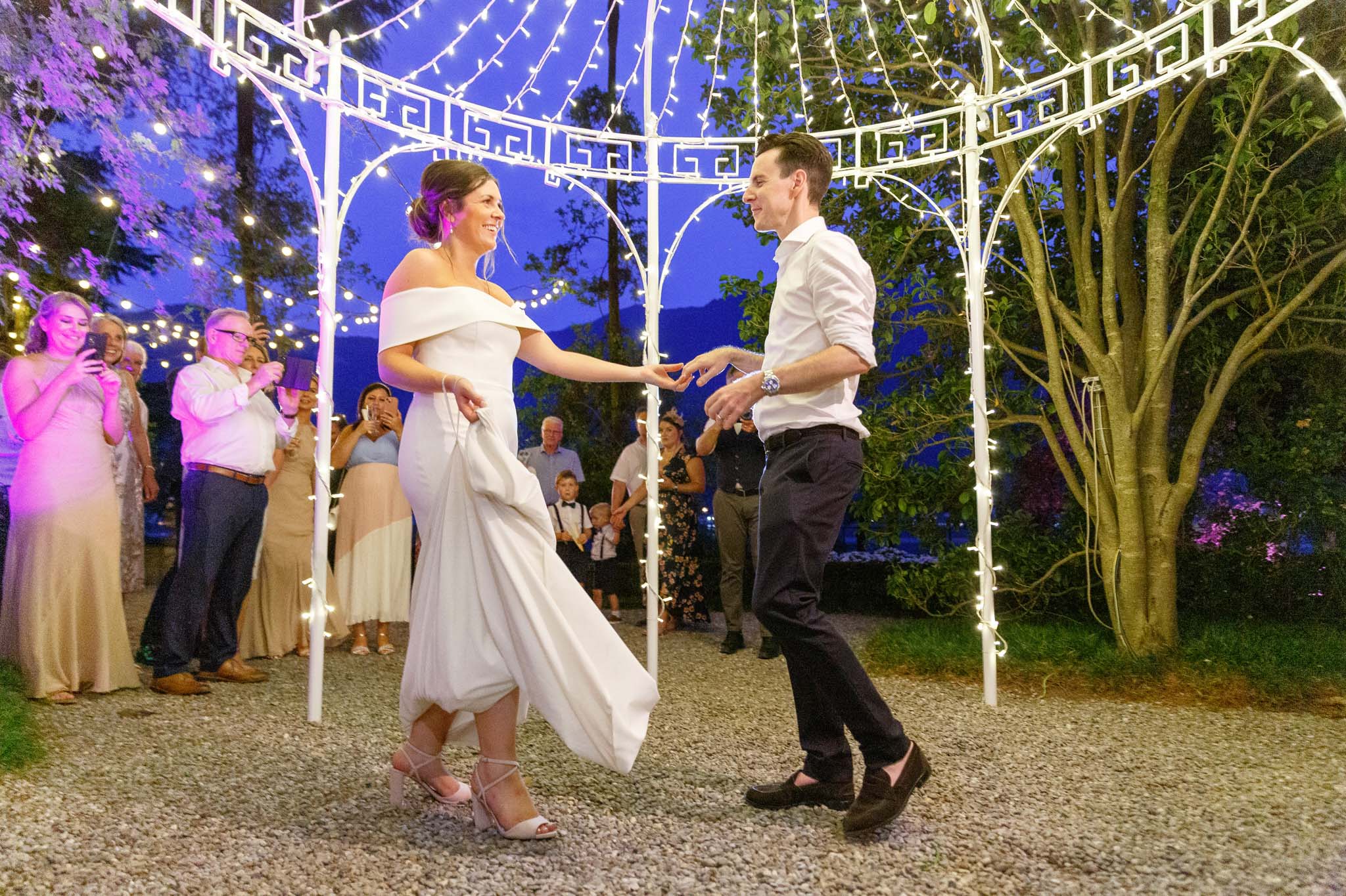 Destination Wedding Photographer Como Una coppia di sposi che ballano sotto ad un gazebo