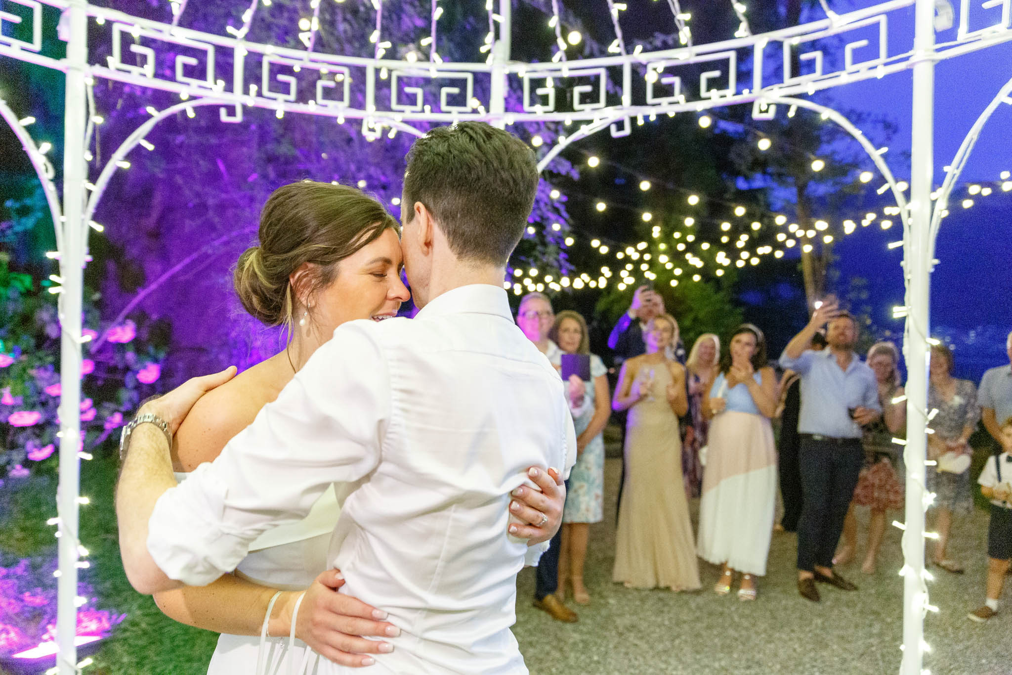 Destination Wedding Photographer Como Una coppia di sposi che ballano sotto ad un gazebo