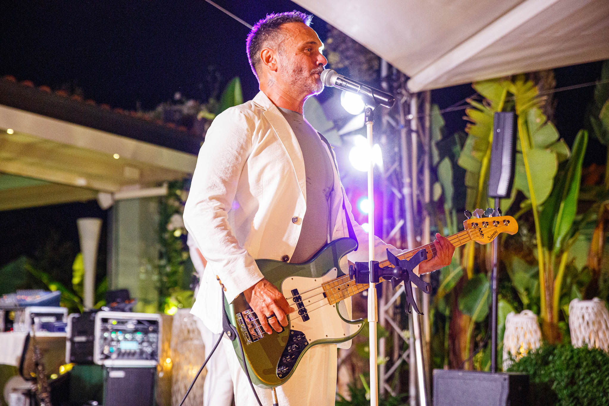Destination Wedding Tuscany Cantante che canta insieme alla band ad un matrimonio