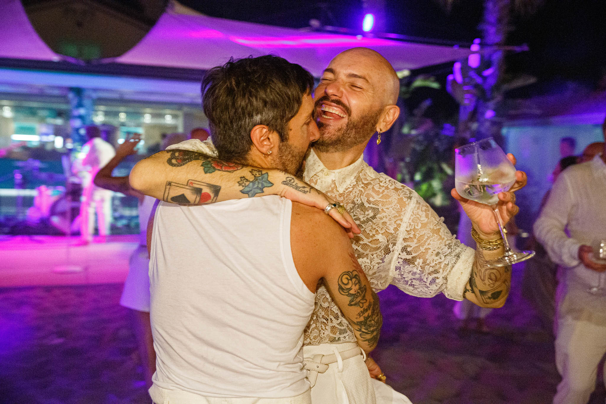 Destination Wedding Tuscany Invitati che si divertono ad un matrimonio sulla spiaggia