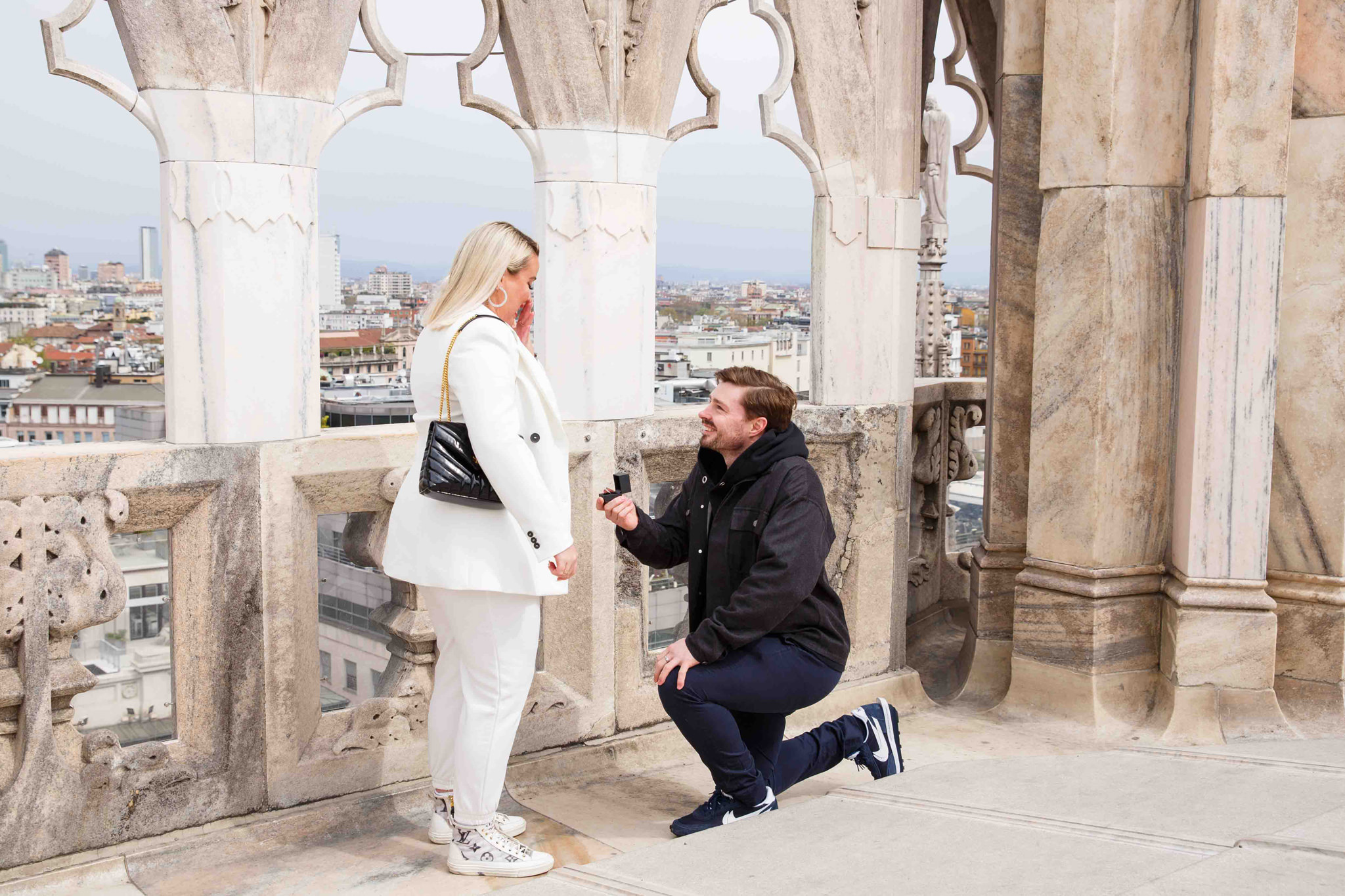 Foto di proposta di matrimonio sopra al duomo