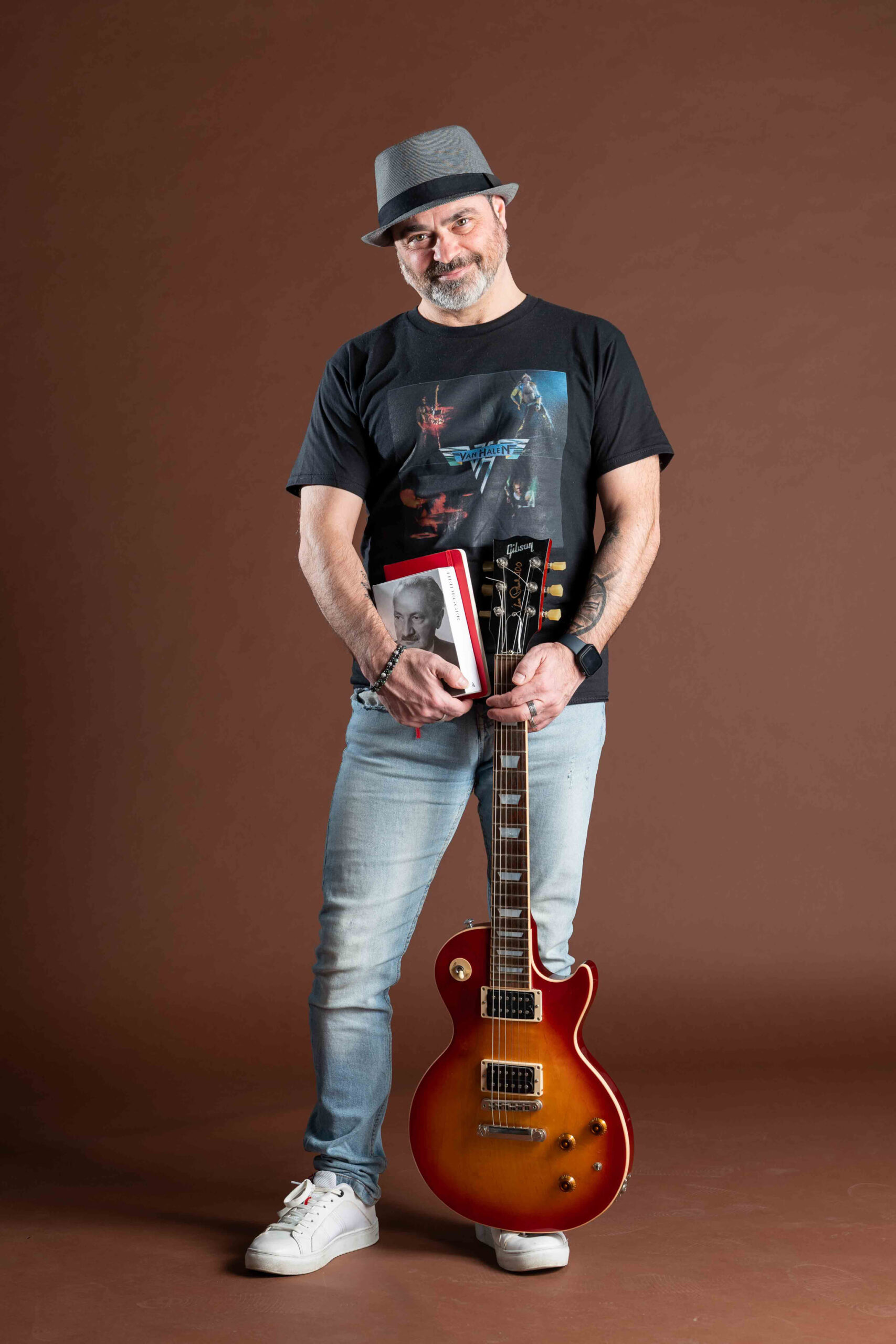 Foto Ritratto Ambientato Alessandro Foto ritratto con oggetto musicista