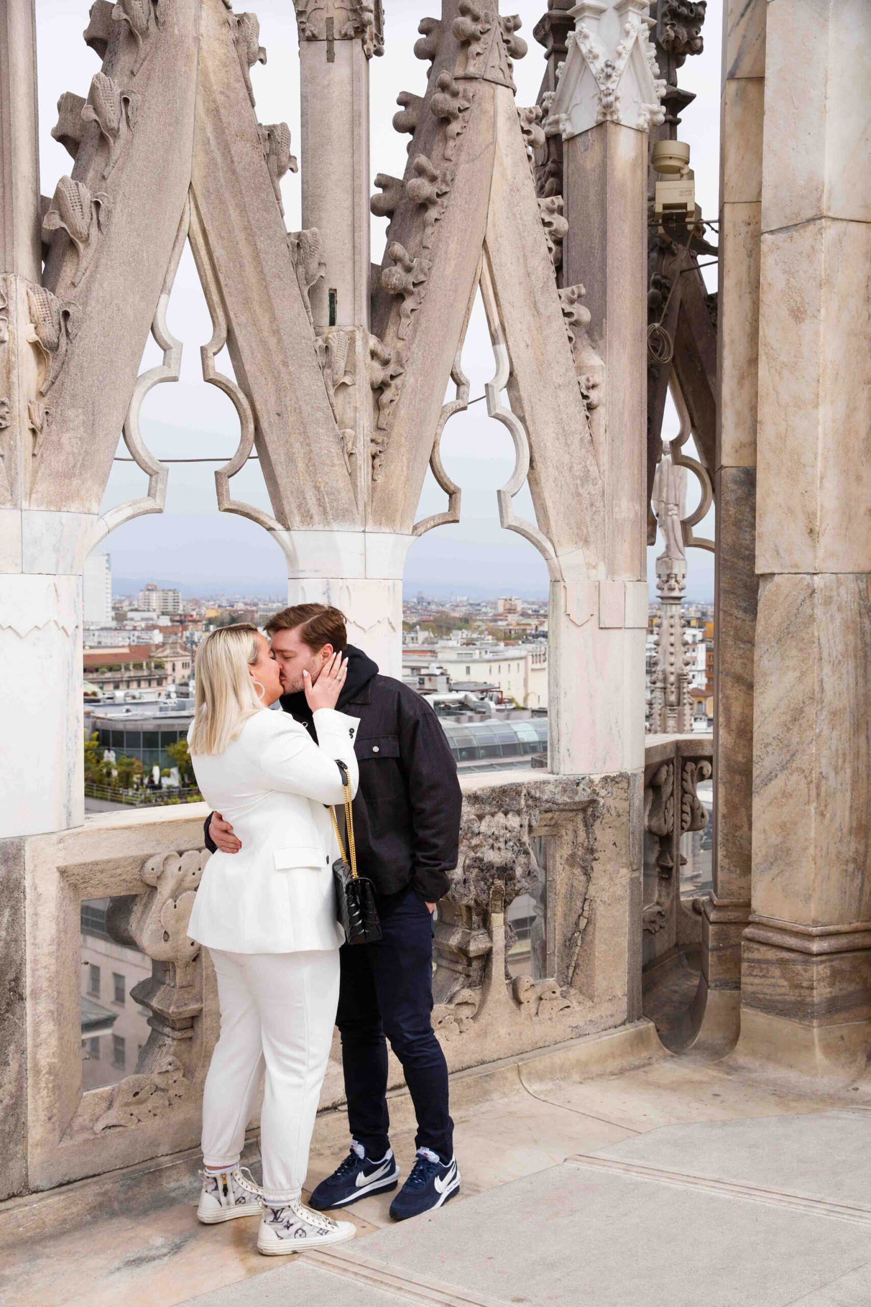 Coppia che si bacia sopra al duomo di Milano