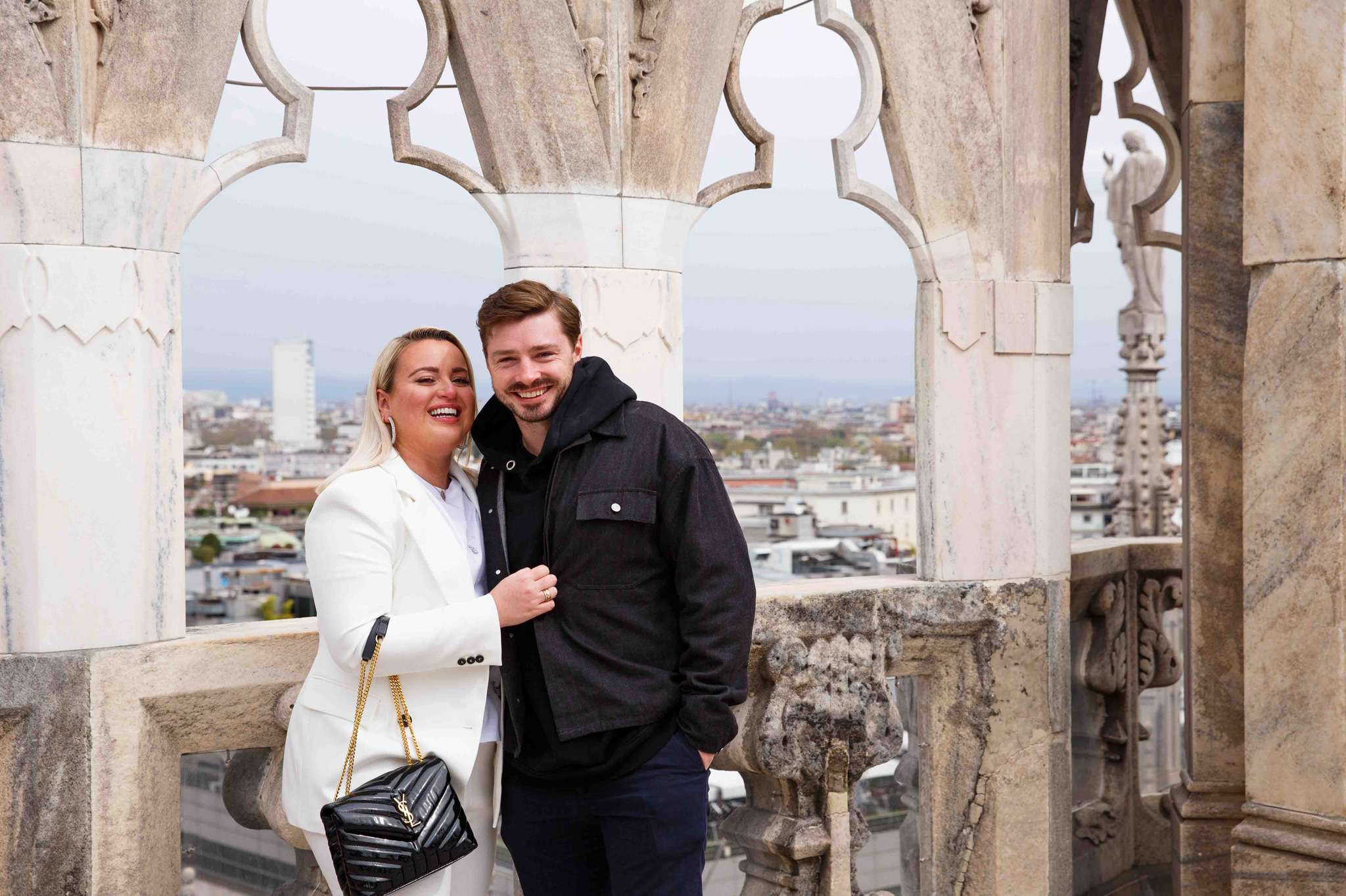 Coppia felice sopra al duomo di Milano